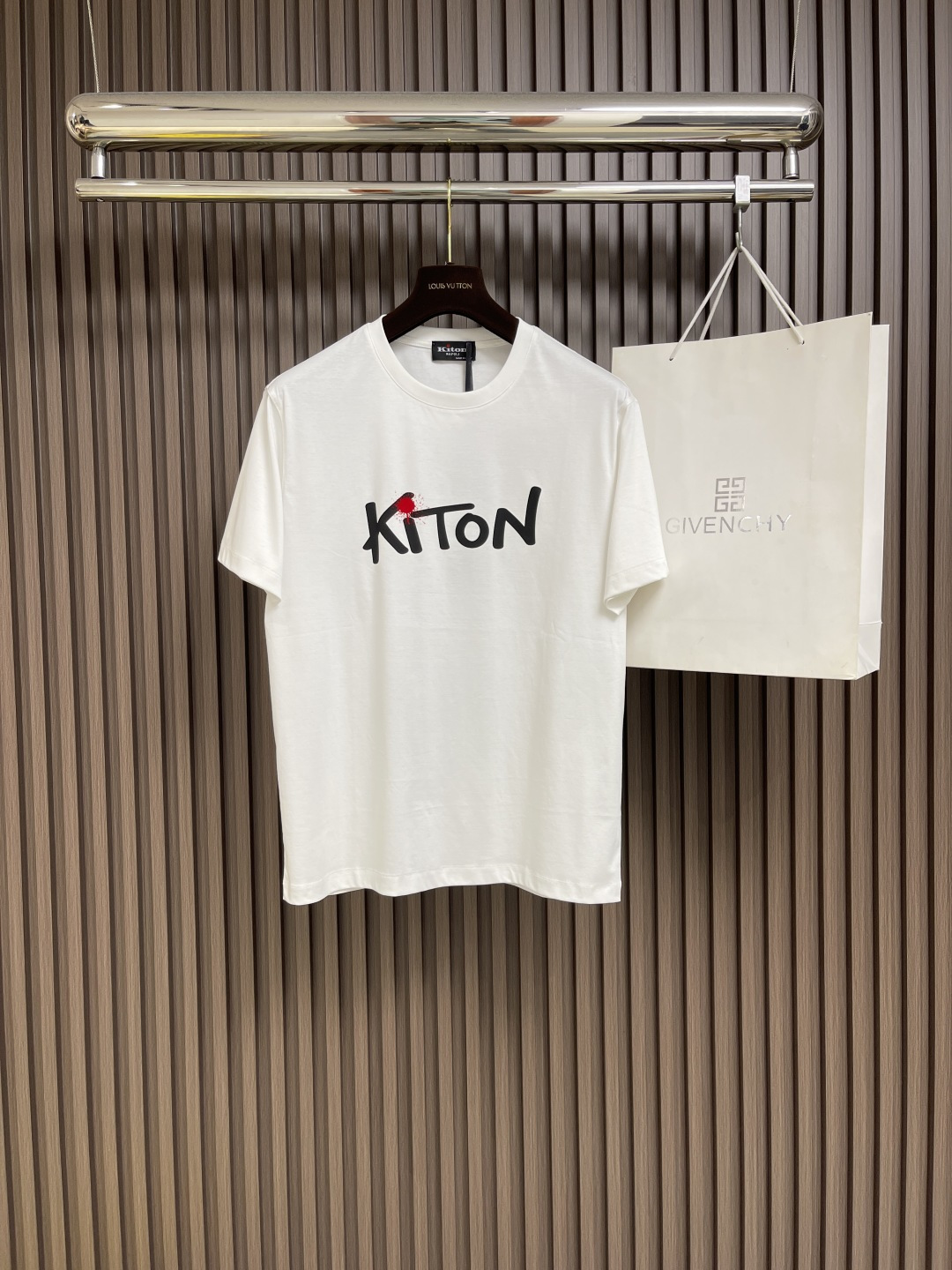 NO:162270,Kiton's chest printed logo round neck short-sleeved T-shirt was founded in Naples, Italy in 1968. Founder Ciro Paone has an almost crazy persistence in quality. 
