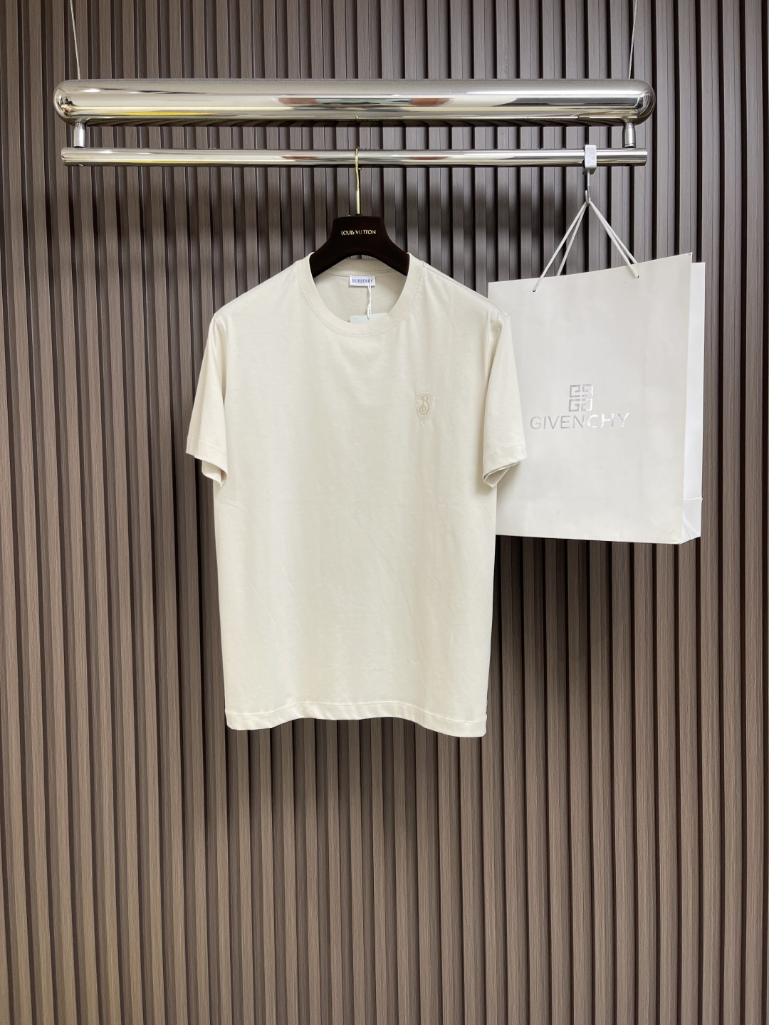 NO:162273,Burberry 2025SS round neck logo short-sleeved T-shirt, which can be worn all year round. The fabric is made of original custom-made Xinjiang Jingliulong cotton. The skin feels super comfortable, very heavy and textured. It can naturally and casually show the fashion personality of the dresser. The loose and slightly wide T-shirt style is cut, and the same style is outstanding for men and women. You can let the daily style of dressing to create a fashionable look!  Size M-3XL, Burberry, T-shirt,tees, t-shirt,alexander wang19860909Burberry 2025SS圆领logo仔章短袖t恤,一年四季可穿 面料采用原版订制新疆精疏长绒棉 压肤感觉超舒服,非常重磅且有质感,自然随性的可以展现出着装者的时尚个性,宽松微阔t恤版型剪裁,男女同款出彩搭配,可任凭日常穿搭风格凹出时尚造型！尺码M-3XL,,burberry,T-shirt,tees，t-shirt,alexander wang,Men's clothing