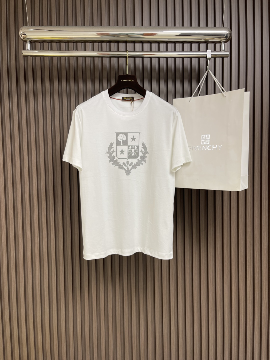 NO:162267,LP printed logo round neck short-sleeved T-shirt. The fabric is made of high-string long-length cotton. The upper body is silky, breathable and has a good gloss. High-end and textured. The fabric is high. The guaranteed clever feels. Orders for full-quality quality. Highly recommended in spring and summer. Sizes M-3XL, loro piano, T-shirt,tees, t-shirt,alexander wang19860909LP 印花Logo标识圆领短袖T恤 面料采用高支长绒棉材质 上身丝滑 透气 又有很好的光泽感 高档而显质感 面料的支数高 保证的衣服挺括感 全品相的订单 春夏强烈推荐.尺码M-3XL,,loro piana,T-shirt,tees，t-shirt,alexander wang,Men's clothing