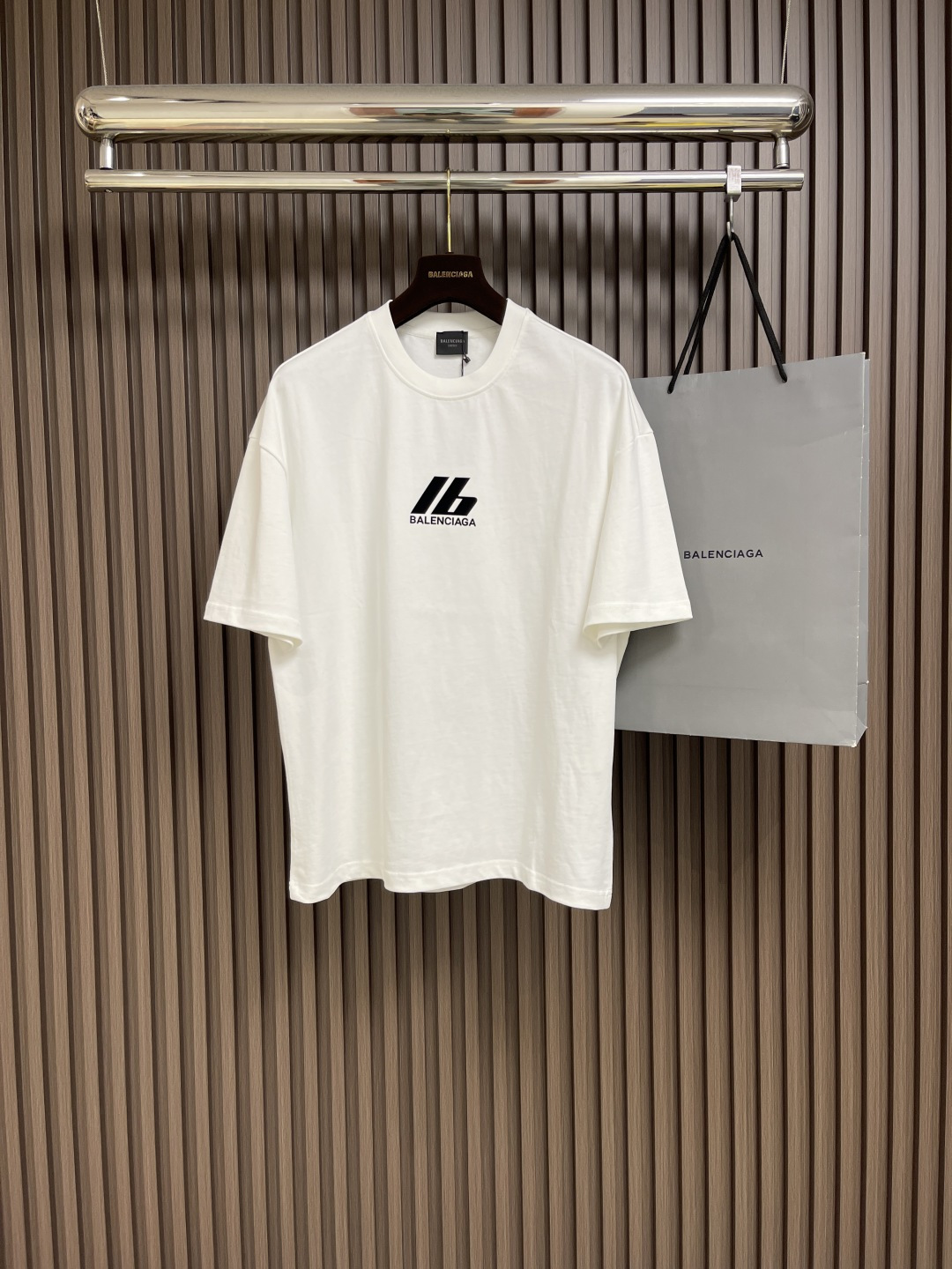 NO:162282,Balenciaga printed logo round neck short-sleeved T-shirt, fixed weaving and dyeing 100% pure cotton double-strand fabric, laundry washing water, front high-definition scanning pattern perfectly restored laser positioning machine printing, neckline ribbed fabric fixed weaving and dyeing, overall line is straight and delicate, fabric is comfortable and soft, color is consistent and no color difference, customized auxiliary materials. Size S-XXL S bust 108cm Shoulder width 55cm Long 68.5cm Size M bust 112cm Shoulder width 57cm Long 70.5cm L bust 116cm Shoulder width 59cm Long 72.5cm XL bust 120cm Shoulder width 60cm Long 74.5cm XXL bust 124cm Shoulder width 61cm  Clothes length 76cm, balenciaga, T-shirt,tees, t-shirt,alexander wang19860909Balenciaga 印花logo圆领短袖T恤,定织定染百分百纯棉双股面料 成衣洗水 前幅高清扫描图案完美还原激光定位机印 领口罗纹面料定织定染色 整体走线平直细腻 面料舒适柔软 颜色一致无色差,定制辅料.尺码S-XXL S码胸围108cm 肩宽55cm 衣长68.5cm M码胸围112cm 肩宽57cm 衣长70.5cm L码胸围116cm 肩宽59cm 衣长72.5cm XL码胸围120cm 肩宽60cm 衣长74.5cm XXL码胸围124cm 肩宽61cm 衣长76cm,,balenciaga,T-shirt,tees，t-shirt,alexander wang,Men's clothing