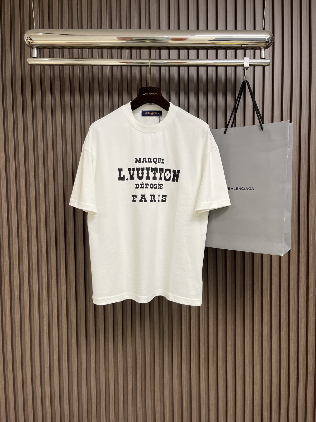 NO:162286,LV printed short-sleeved T-shirt adopts digital technology. Inkjet printing can achieve complex patterns and rich colors, spray ink evenly onto the surface of the fabric to form high-precision printing patterns. Drying and vaporization can promote the full combination of ink and fabric fibers, improve the firmness and brightness of color, and high-precision printing ensures the clarity and detail of the printing patterns. Size S-XXL Size bust 108cm Shoulder width 55cm Long 68.5cm M Size bust 112cm Shoulder width 57cm Long 70.5cm L Size bust 116cm Shoulder width 59cm Long 72.5cm XL Size bust 120cm Shoulder width 60cm Long 74.5cm XXL Size bust 124cm Shoulder width 61cm Long 76cm, louis  vuitton, T-shirt,tees, t-shirt,alexander wang19860909LV 印花短袖T恤,采用了数码技术,喷墨印花可以实现复杂的图案和丰富的色彩,将墨水均匀喷射到织物表面,形成高精度的印花图案.烘干和蒸化可以促使墨水与织物纤维充分结合,提高色彩的牢固度和鲜艳度,高精度打印确保印花图案的清晰度和细节表现.尺码S-XXL S码胸围108cm 肩宽55cm 衣长68.5cm M码胸围112cm 肩宽57cm 衣长70.5cm L码胸围116cm 肩宽59cm 衣长72.5cm XL码胸围120cm 肩宽60cm 衣长74.5cm XXL码胸围124cm 肩宽61cm 衣长76cm,,louis vuitton,T-shirt,tees，t-shirt,alexander wang,Men's clothing