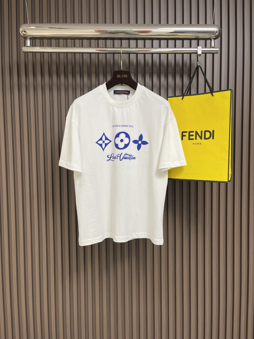 NO:162278,LV printed short-sleeved T-shirt adopts digital technology. Inkjet printing can achieve complex patterns and rich colors, spray ink evenly onto the surface of the fabric to form high-precision printing patterns. Drying and vaporization can promote the full combination of ink and fabric fibers, improve the firmness and brightness of color, and high-precision printing ensures the clarity and detail of the printing patterns. Size S-XXL Size bust 108cm Shoulder width 55cm Long 68.5cm M Size bust 112cm Shoulder width 57cm Long 70.5cm L Size bust 116cm Shoulder width 59cm Long 72.5cm XL Size bust 120cm Shoulder width 60cm Long 74.5cm XXL Size bust 124cm Shoulder width 61cm Long 76cm, louis  vuitton, T-shirt,tees, t-shirt,alexander wang19860909LV 印花短袖T恤,采用了数码技术,喷墨印花可以实现复杂的图案和丰富的色彩,将墨水均匀喷射到织物表面,形成高精度的印花图案.烘干和蒸化可以促使墨水与织物纤维充分结合,提高色彩的牢固度和鲜艳度,高精度打印确保印花图案的清晰度和细节表现.尺码S-XXL S码胸围108cm 肩宽55cm 衣长68.5cm M码胸围112cm 肩宽57cm 衣长70.5cm L码胸围116cm 肩宽59cm 衣长72.5cm XL码胸围120cm 肩宽60cm 衣长74.5cm XXL码胸围124cm 肩宽61cm 衣长76cm,,louis vuitton,T-shirt,tees，t-shirt,alexander wang,Men's clothing