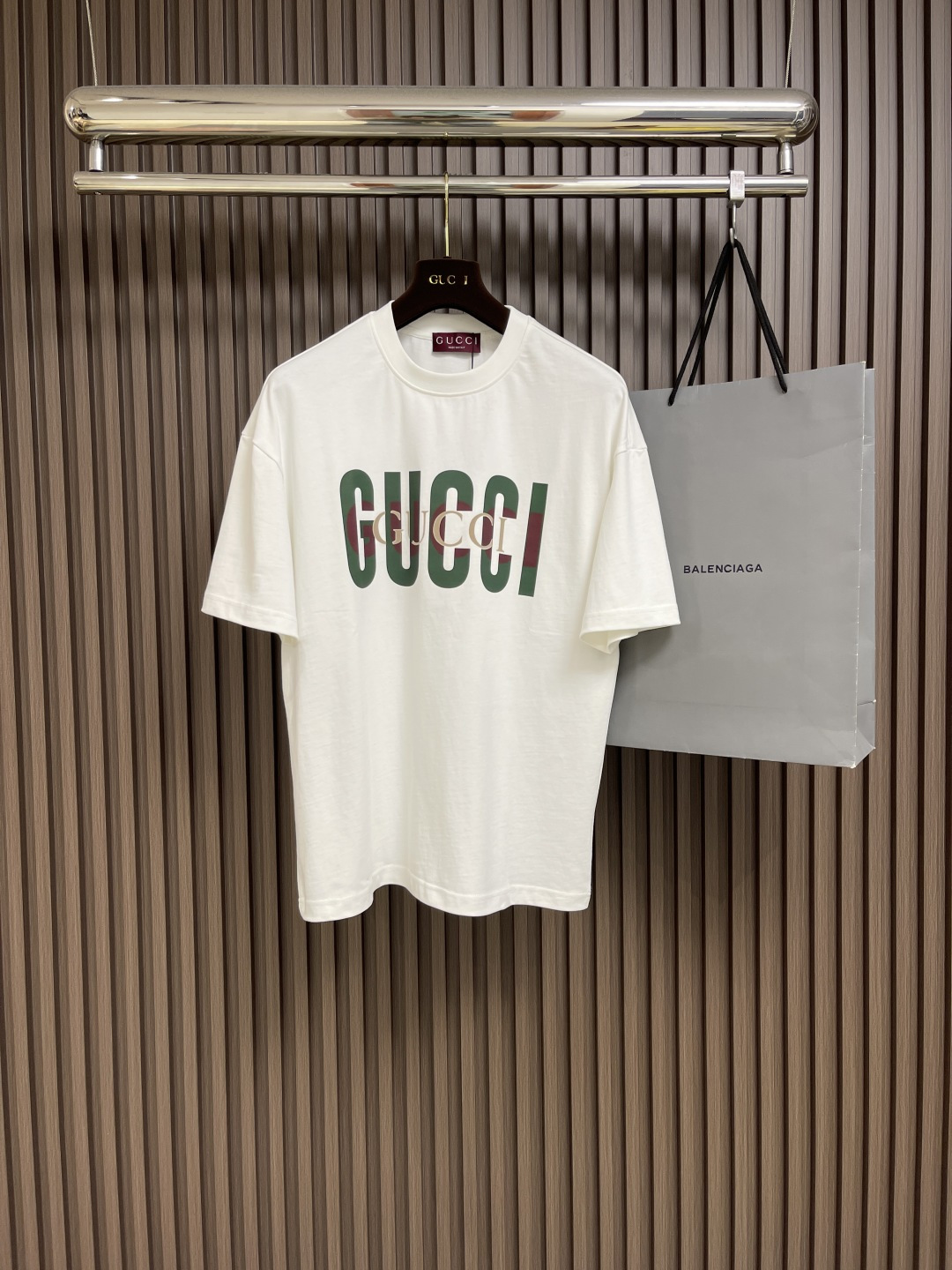 NO:162284,GUCCI 2025ss chest logo letter printed short-sleeved T-shirt, the fabric is made of 230 grams of combed cotton, customized 32 1*1 threads, two-way wash the garment, the fabric is comfortable and skin-friendly, and has no sense of difference. Customized dyed fabric, high textile density, good drape, not easy to deform, thick texture and tight spinning process will not affect the breathability of the fabric, the saturation of the color is very high, imported digital direct-spray printing technology, a beautiful short-sleeved style, loose style, and slimming, not picky. Size S-XXL Size bust 108cm, shoulder width 55cm, garment length 68.5cm, M size bust 112cm, shoulder width 57cm, garment length 70.5cm, L size bust 116cm, shoulder width 59cm, garment length 72.5cm, XL size bust 120cm  Shoulder width 60cm, garment length 74.5cm, XXL size bust 124cm, shoulder width 61cm, garment length 76cm, gucci, T-shirt,tees, t-shirt,alexander wang19860909GUCCI 2025ss胸前logo字母印花短袖T恤,面料采用230克重精梳棉,定制32支1*1螺纹,成衣两遍水洗处理,面料舒适亲肤无异感,定制定染面料,纺织密度高,垂感佳,不易变形,厚织感加上紧密纺纱工艺,不会影响面料的透气性,成色的饱和度很高,进口数码直喷印花工艺,百搭好看的一款短袖,宽松版型遮肉显瘦不挑人.尺码S-XXL S码胸围108cm 肩宽55cm 衣长68.5cm M码胸围112cm 肩宽57cm 衣长70.5cm L码胸围116cm 肩宽59cm 衣长72.5cm XL码胸围120cm 肩宽60cm 衣长74.5cm XXL码胸围124cm 肩宽61cm 衣长76cm,,gucci,T-shirt,tees，t-shirt,alexander wang,Men's clothing