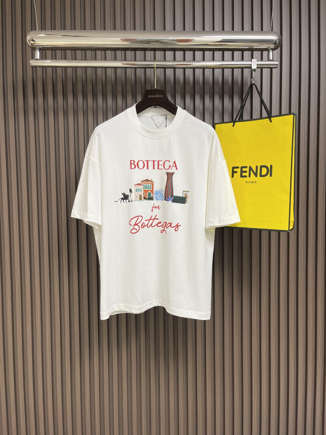 NO:162280,BV 2025SS spring and summer short-sleeved T-shirt new style, logo logo direct spray printing process, fabric fixed weaving and dyeing, using 240 grams of double-strand double-yarn cotton fabric, washed and treated, feel more comfortable. Size S-XXL S bust 108cm shoulder width 55cm long 68.5cm M bust 112cm shoulder width 57cm long 70.5cm L bust 116cm shoulder width 59cm long 72.5cm XL bust 120cm shoulder width 60cm long 74.5cm XXL bust 124cm shoulder width 61cm long 76cm, bottega veneta, T-shirt,tees, t-shirt,alexander wang19860909BV 2025SS春夏短袖T恤新款,logo标识直喷印花工艺,面料定织定染,采用240克双股双纱全棉面料,经过洗水处理,手感更加舒适.尺码S-XXL S码胸围108cm 肩宽55cm 衣长68.5cm M码胸围112cm 肩宽57cm 衣长70.5cm L码胸围116cm 肩宽59cm 衣长72.5cm XL码胸围120cm 肩宽60cm 衣长74.5cm XXL码胸围124cm 肩宽61cm 衣长76cm,,bottega veneta,T-shirt,tees，t-shirt,alexander wang,Men's clothing