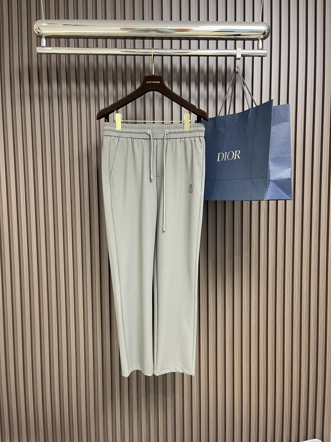 NO:162296,BC brunello cucineli brunello.  Cucinelli New casual pants, customized fabric, breathable and comfortable, impeccable details, brand element design concept, reflecting high quality. The feel is delicate and soft!  It is casually cut, with a great upper body style!  Size M-3XL, brunello cucinelli, alexander wang19860909BC brunello cucineli 布鲁内洛．库奇内利 新款休闲裤,定制面料 透气舒适度高,细节无可挑剔,品牌元素设计理念,体现高品质.手感细腻柔软！呈现休闲裁剪,上身版型超赞！尺码M-3XL,,brunello cucinelli,alexander wang,Men's clothing