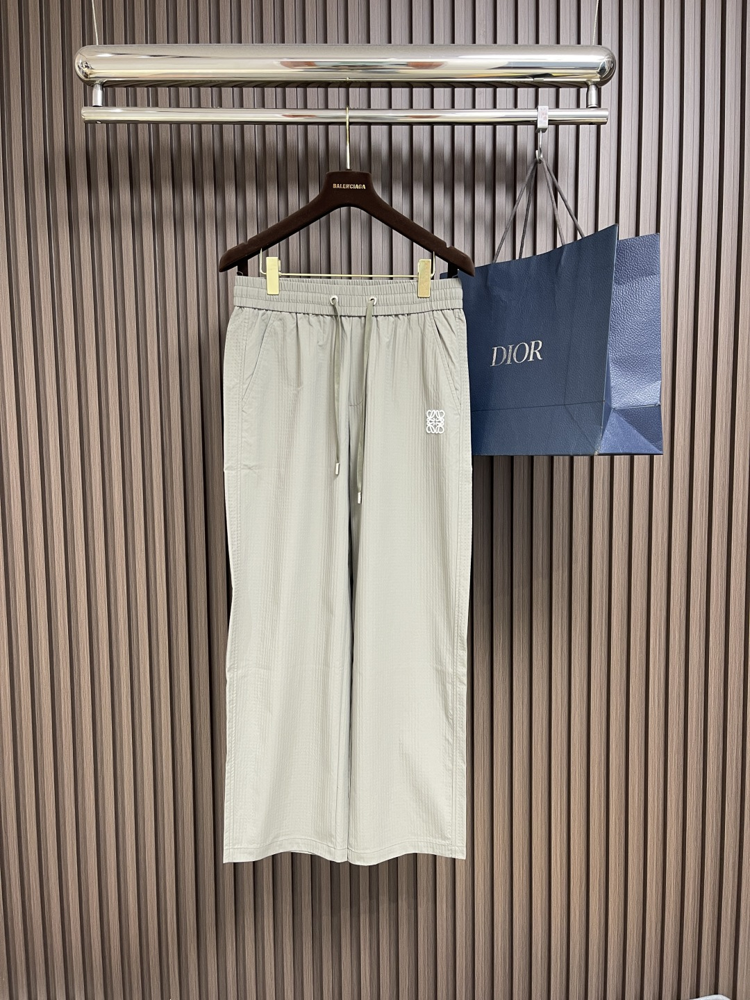 NO:162292,Loewe's new logo logo for sports and casual straight-leg sweatpants!  Comfortable and relaxed sports and leisure!  Classic and versatile, breaking the boredom of previous years, it is more youthful and fashionable, and has an added trendy style that keeps pace with the times!  Loose cut, two side pockets, original creation, restoration of wiring details, exquisite workmanship at the counter level. Super good style. Size M-3XL, loewe, alexander wang19860909Loewe 新款logo标识运动休闲直筒卫裤！舒适轻松运动休闲集一体！经典百搭,打破往年的枯燥乏味更为年轻时尚,多了一份与时俱进的潮流范儿！宽松裁剪,两个侧口袋,原版打造,走线细节还原,专柜级别精致做工.版型超级好.尺码M-3XL,,loewe,alexander wang,Men's clothing