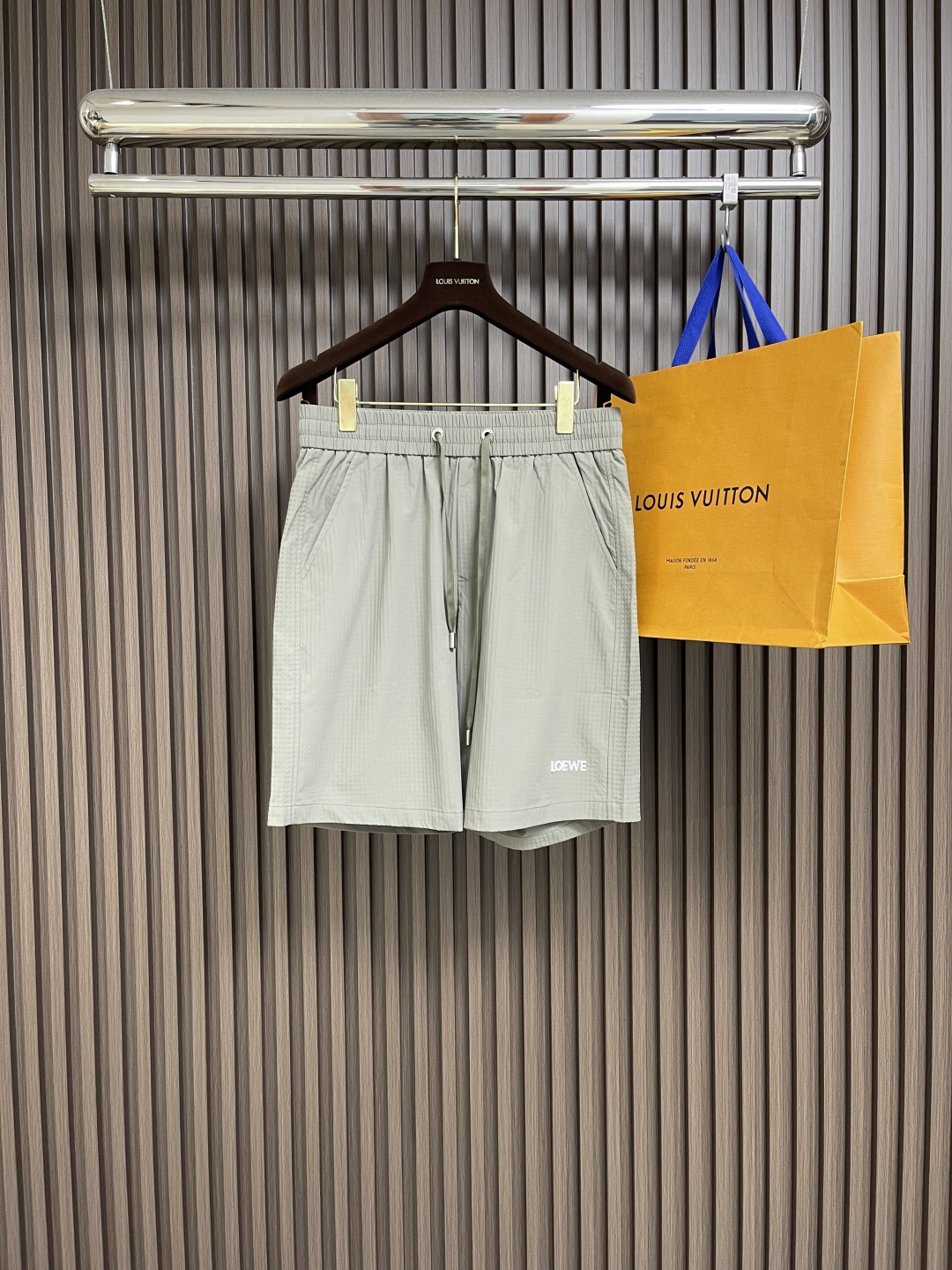 NO:162297,Loewe men's casual shorts, one that you can definitely close your eyes. This pants are very versatile, elastic waist, and can be worn for daily work. They are the perfect combination of fashionable and casual and outdoor sports, so whether you wear them normally or outdoors, they are your best choice. Extreme comfort and quick sweating are the most popular key points, improving the comfort of wearing and suitable for aerobics and trail running conditions. This style is a jogging casual pants with an extremely wide range of applications, allowing you to naturally maintain a love for sports in summer, or you can wear them in casual life. Size L-3XL, loewe, shorts, alexander wang19860909Loewe 男士休闲短裤,绝对可以闭眼收的一款,此款裤子非常百搭,弹力腰围,日常上班 户外运动都可以穿着,是时尚休闲与户外运动的完美结合,所以无论您平时穿或者户外穿都是您的最佳选择.极致舒适和快速排汗是备受青睐的重点,提升穿着舒适度,适合有氧运动和越野跑条件下穿着,此款是一件适用范围极其广泛的跑步休闲裤,让你在夏天自然可以保持对运动热爱,也可以在休闲生活中穿着 尺码L-3XL,,loewe,shorts,alexander wang,Men's clothing