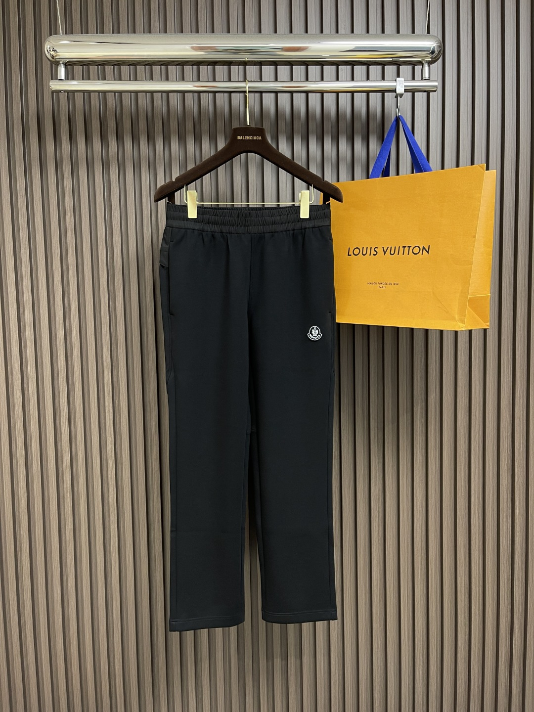 NO:162290,Top P P MONCLER 2025SS casual hooded zipper sweatshirts and pants set, clean and neat tailoring, urban style, using fine custom fabrics that feel soft and dry, and have a crisp and stylish upper body effect. The hardware is exquisite, and the color-blocking design is very good. Size M-3XL, christian louboutin, hoodie, sweatshirts, hats, alexander wang19860909上衣 裤子P 整套P MONCLER 2025SS休闲连帽拉链卫衣卫裤套装,干净利落剪裁,都市风十足采用精品定制面料手感软糯干爽,上身效果挺括有型.五金精致,拼色设计非常好看.尺码M-3XL,,christian louboutin,hoodie,sweatshirts,hats,alexander wang,Men's clothing