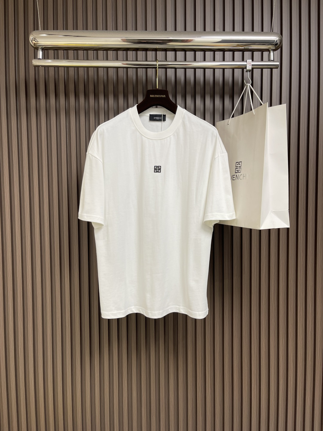 NO:422057,Givenchy  Logo printed short-sleeved T-shirts have become a must-have item in summer wardrobe with their simple yet stylish design. Short-sleeved sleeves are clean and neat, and are very easy to match with various bottoms, both or both, and can be easily controlled, showing different styles and charms. Embroidery is the highlight of the whole piece. The exquisite printing process has a three-dimensional sense, delicate touch, and demonstrates the sense of quality. The style is simple and elegant, which not only retains the basic fashion elements, but also adds a bit of personalized atmosphere. The short-sleeved  The style design is very ergonomic, comfortable and comfortable to wear without any tightness. At the same time, the short sleeves are just right in length, which can reveal the slender arm lines without being too exposed. Whether it is daily travel, casual gathering, or simple home wear, this short sleeve can become your ideal choice. With its simple and fashionable design and comfortable and comfortable wearing experience, you can keep you refreshing and comfortable in the hot summer. Size S-XXL  S-size bust 108cm shoulder width 55cm long 68.5cm size bust 112cm shoulder width 57cm length 70.5cm L-size bust 116cm shoulder width 59cm length 72.5cm XL-size bust 120cm shoulder width 60cm length 74.5cm XXL-size bust 124cm shoulder width 61cm length 76cm, givennchy, T-shirt,tees, t-shirt,alexander wang19860909Givenchy logo印花短袖T恤,以其简约而不失格调的设计,成为夏日衣橱中的必备单品.短袖干净利落,极易搭配各种下装,无论是、还是,都能轻松驾驭,展现出不同的风格魅力.刺绣是整件的亮点所在,精致的印花工艺立体感十足,触感细腻,彰显品质感.样式简约大方,既保留了基础的时尚元素,又增添了几分个性化的气息.短袖的版型设计非常贴合人体工学,穿着舒适自如,不会有紧绷感.同时,短袖的长度恰到好处,既能露出纤细的手臂线条,又不会显得过于暴露.无论是日常出行、休闲聚会,还是简单的居家穿着,这款短袖都能成为你的理想选择.它以其简约时尚的设计和舒适自在的穿着体验,让你在炎炎夏日中也能保持一份清爽与自在.尺码S-XXL S码胸围108cm 肩宽55cm 衣长68.5cm M码胸围112cm 肩宽57cm 衣长70.5cm L码胸围116cm 肩宽59cm 衣长72.5cm XL码胸围120cm 肩宽60cm 衣长74.5cm XXL码胸围124cm 肩宽61cm 衣长76cm,,givenchy,T-shirt,tees，t-shirt,alexander wang,Men's clothing