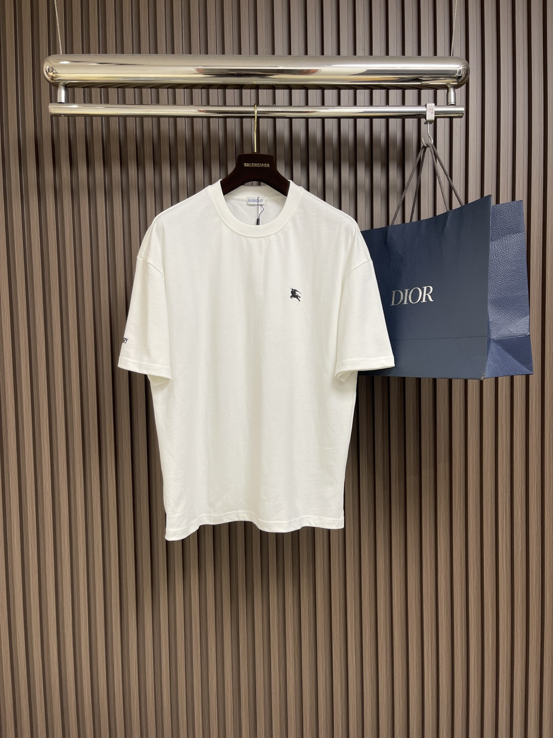 NO:422067,Burberry 2025SS new war horse knight pattern digital printed short-sleeved T-shirt, basic casual and versatile style, round neck pullover style, not picky at all, the same style as men and women!  The very personalized design uses digital printing technology, the overall pattern is lifelike, making it look more stylish, charming and luxurious. Compared with conventional luxury brands, it has better fashionable personality, and grasps the overall degree quite well. In terms of visual effects, the brand's iconic appearance is particularly eye-catching. Pure cotton fabric, comfortable and breathable, and the overall loose layout configuration is more youthful and sporty, highlighting the fashion sense of the modern city. The upper body is atmospheric and brilliant, with excellent effect. The combination is even more worry-free and labor-saving, extremely extraordinary, and the grade and charm are extremely outstanding, which can better highlight the brand specifications and your pursuit of fashion!  !  Whether it is leisure and sports or high street travel, you can easily control it. Size S-XXL Size bust 108cm shoulder width 55cm long 68.5cm size bust 112cm shoulder width 57cm length 70.5cm L size bust 116cm shoulder width 59cm length 72.5cm XL size bust 120cm shoulder width 60cm length 74.5cm XXL size bust 124cm shoulder width 61cm length 76cm, burberry, T-shirt,tees, t-shirt,alexander wang19860909Burberry 2025SS新款战马骑士图案数码印花短袖T恤,基础休闲的百搭款,圆领套头式,完全不挑人,男女同款！十分个性的设计,采用数码印花工艺,整体图案栩栩如生,显得更具格调魅力跟奢华气息,比起常规的奢侈品牌来说,它更佳的时髦个性,将整体这个度把握的相当之好,在视觉效果上品牌标志性就显的特别夺眼,纯棉面料,舒适透气,整体宽松的版型配置,更具青春运动风格,凸显现代都市的时尚感,上身大气出彩,效果极佳,搭配更是省心省力,极为非凡,档次与魅力更是极为的出色亮眼,更能够彰显品牌规格与你对于时尚的追求！！无论是休闲运动还是高街出行,都能轻松驾驭.尺码S-XXL S码胸围108cm 肩宽55cm 衣长68.5cm M码胸围112cm 肩宽57cm 衣长70.5cm L码胸围116cm 肩宽59cm 衣长72.5cm XL码胸围120cm 肩宽60cm 衣长74.5cm XXL码胸围124cm 肩宽61cm 衣长76cm,,burberry,T-shirt,tees，t-shirt,alexander wang,Men's clothing