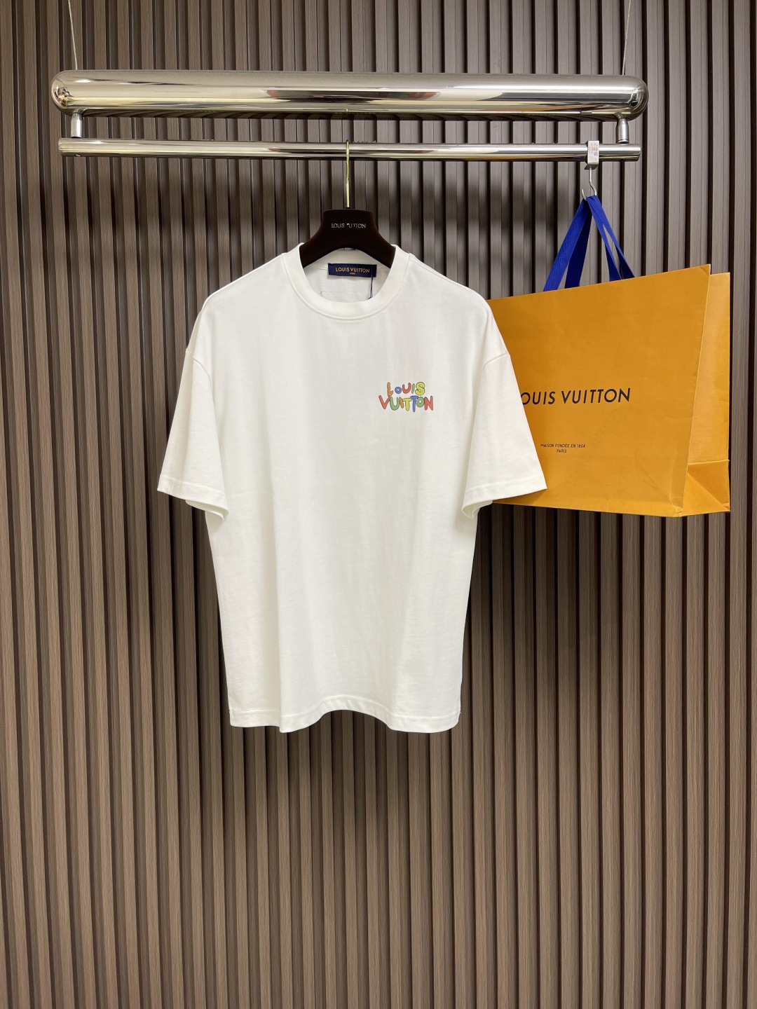 NO:422048,LV printed short-sleeved T-shirt adopts digital technology. Inkjet printing can achieve complex patterns and rich colors, spray ink evenly onto the surface of the fabric to form high-precision printing patterns. Drying and vaporization can promote the full combination of ink and fabric fibers, improve the firmness and brightness of color, and high-precision printing ensures the clarity and detail of the printing patterns. Size S-XXL Size bust 108cm Shoulder width 55cm Long 68.5cm M Size bust 112cm Shoulder width 57cm Long 70.5cm L Size bust 116cm Shoulder width 59cm Long 72.5cm XL Size bust 120cm Shoulder width 60cm Long 74.5cm XXL Size bust 124cm Shoulder width 61cm Long 76cm, louis  vuitton, T-shirt,tees, t-shirt,alexander wang19860909LV 印花短袖T恤,采用了数码技术,喷墨印花可以实现复杂的图案和丰富的色彩,将墨水均匀喷射到织物表面,形成高精度的印花图案.烘干和蒸化可以促使墨水与织物纤维充分结合,提高色彩的牢固度和鲜艳度,高精度打印确保印花图案的清晰度和细节表现.尺码S-XXL S码胸围108cm 肩宽55cm 衣长68.5cm M码胸围112cm 肩宽57cm 衣长70.5cm L码胸围116cm 肩宽59cm 衣长72.5cm XL码胸围120cm 肩宽60cm 衣长74.5cm XXL码胸围124cm 肩宽61cm 衣长76cm,,louis vuitton,T-shirt,tees，t-shirt,alexander wang,Men's clothing