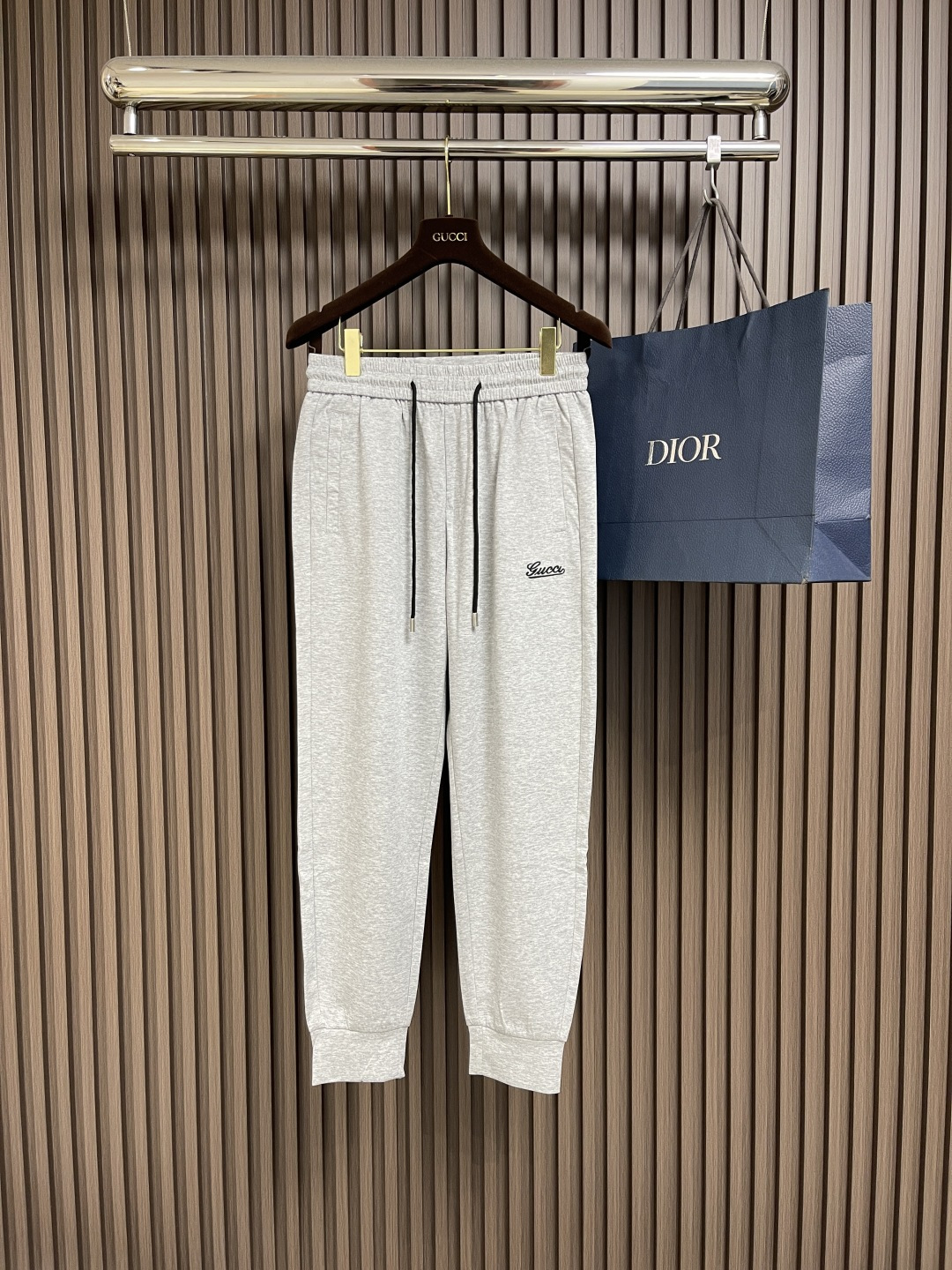 NO:422008,GUCCI 2025SS early spring letter logo terry cotton trousers, comfortable and breathable terry cotton. A couple's item with super high utilization rate, casual and fashionable and sporty style, moderate thickness. It can be worn in spring, autumn and winter!  The overall trousers are not too fancy, classic and trendy. The style is perfectly cut, which is a neat and stylish style, with exquisite and capable sports and leisure, size M-3XL, gucci, alexander wang19860909GUCCI 2025SS早春字母标识毛圈棉卫裤,舒适透气的毛圈棉.上身利用率超高的情侣款单品,休闲时髦兼具运动风格,厚落适中.春秋冬三季可穿！裤装整体没有太花哨的设计,经典又兼备新潮感style.版型裁剪完美,属于利落有型的款,精致干练的运动休闲感,尺码M-3XL,,gucci,alexander wang,Men's clothing