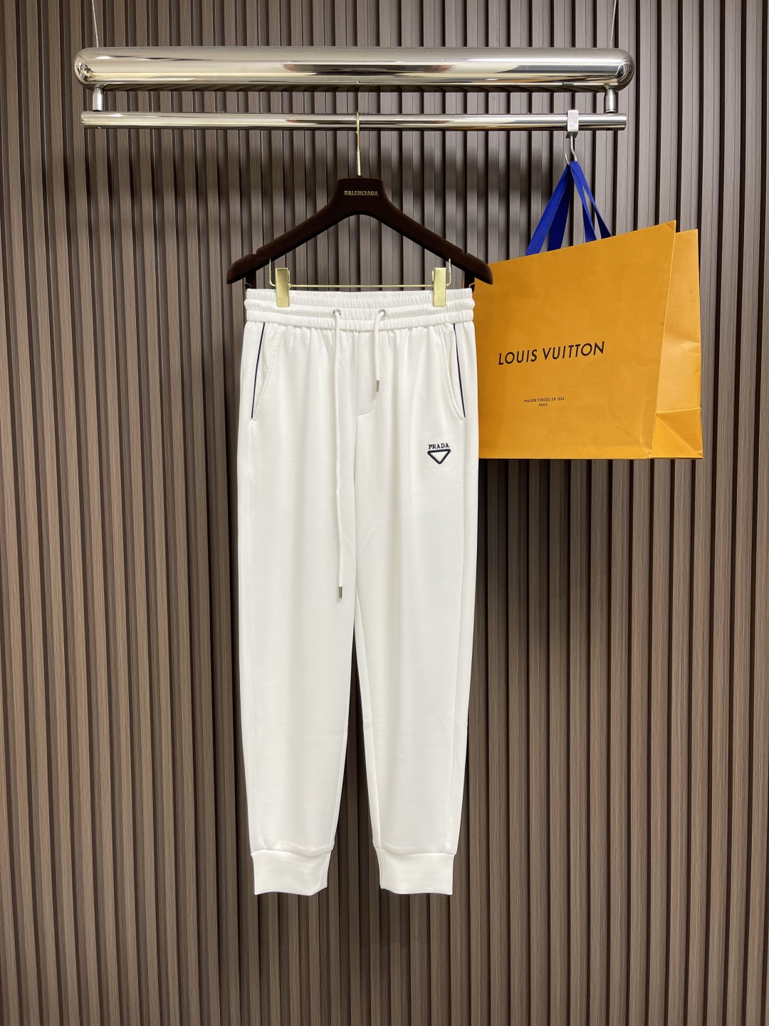 NO:421992,Prada 2025ss early spring new casual sleeves custom-made original fabric hardware. Classic triangle logo, fashionable and slim pants, slim and stylish, and super comfortable on the upper body!  Thin and soft, versatile and not picky!  Size M-3XL, prada, alexander wang19860909Prada 2025ss早春新款休闲卫裤 定制原版面料五金.经典三角标,时髦显瘦于一体的裤子,修身有型,上身超级舒适！轻薄柔软,百搭又不挑人！尺码M-3XL,,prada,alexander wang,Men's clothing