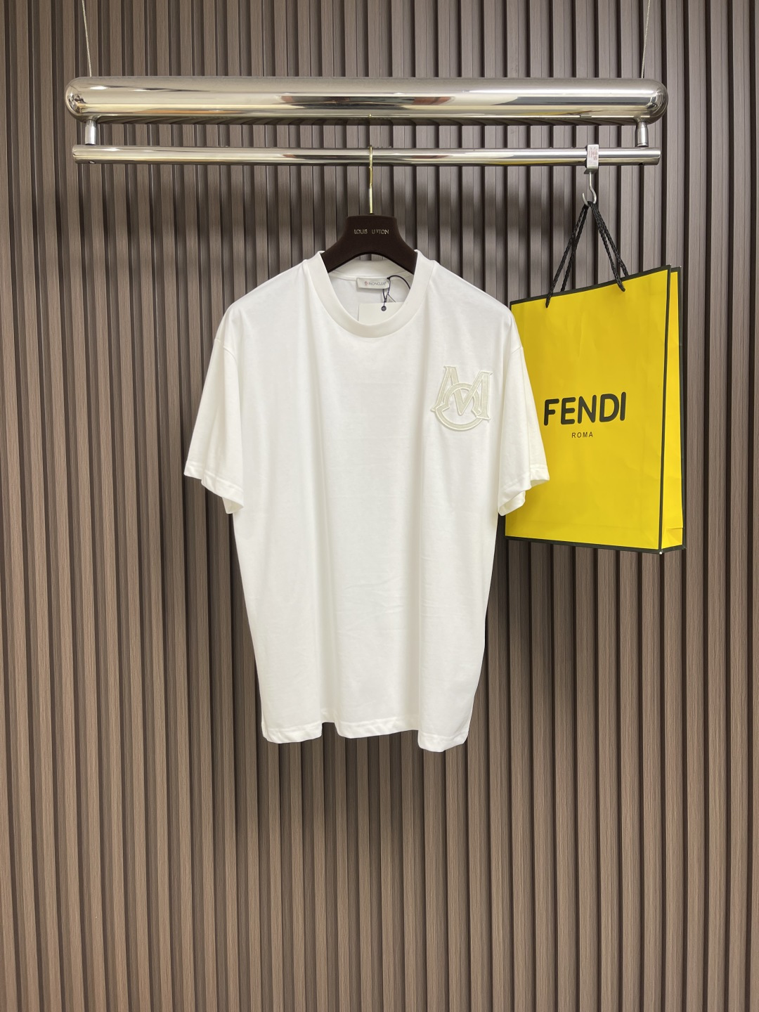 NO:422034,MONCLER Embroidered Zhang Zai logo short-sleeved T-shirt, using 20 plain fabrics, fabric gramograms, fabric cloth washes and fixes the pattern and fixes the color. The thread is matched with 1*1 double yarn thread 260 grams. The embroidered Zhang Zai embroidered the complete embroidery with imported machines, and the size and color of each chapter is the same as the original. Made of cotton jersey knitted fabric, with eye-catching letter combination patches on the chest. The round neck short sleeves are made of cotton jersey knitted fabric, and the letter combination patches are made of cotton jersey knitted fabric. The overall thread is straight and delicate, the fabric is comfortable and soft, and the color is consistent and has no color difference. It can be matched with the same style to create a fashionable look, and can handle various occasions, customize auxiliary materials, complete three standards, and the same style for men and women!  Size S-XL, T-shirt,tees,t-shirt,alexander wang19860909MONCLER 刺绣章仔标识短袖T恤,采用20支平纹面料,面料克左克,面料布匹洗水固定版型与固色.螺纹搭配1*1双纱螺纹260克.刺绣章仔采用进口机绣出完整绣品,每一个章仔尺寸颜色都与原版一致.采用棉质平纹针织面料制成,胸前饰有醒目的字母组合贴片.采用棉质平纹针织面料制成圆领短袖,字母组合贴片.整体走线平直细腻,面料舒适柔软,颜色一致无色差 能与同款搭配营造时尚造型,驾驭各种场合,定制辅料,三标齐全,男女同款！尺码S-XL,,T-shirt,tees，t-shirt,alexander wang,Men's clothing