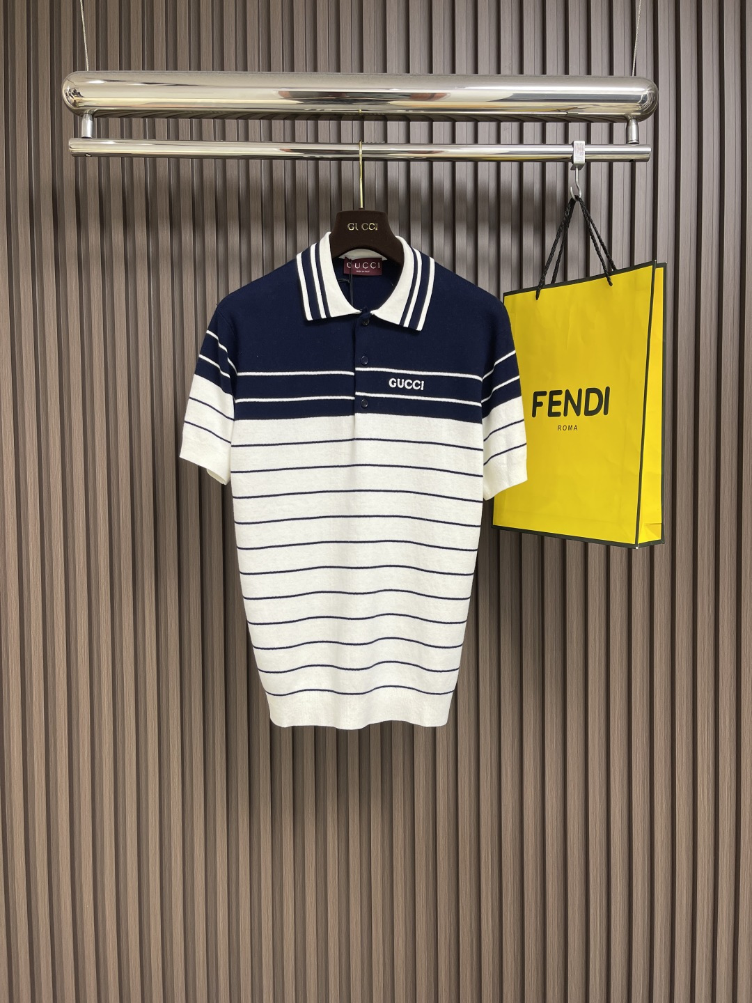NO:422043,Gucci 2025SS new cotton striped polo shirt, white and navy blue striped knitted cotton fabric, brand logo embroidery pattern, contrasting striped polo neckline, button closure, elastic elastic details. Size S-XL, gucci, alexander wang19860909Gucci 2025SS新品棉质条纹polo衫,白色和海军蓝色条纹针织棉面料,饰品牌标识刺绣图案,撞色条纹Polo领口,纽扣开合,松紧弹力细节.尺码S-XL,,gucci,alexander wang,Men's clothing