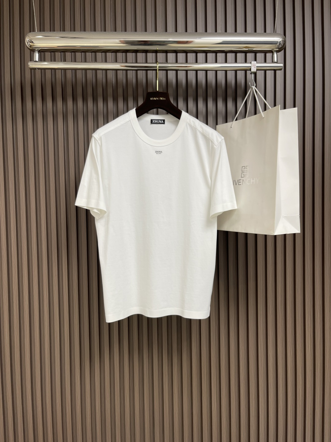 NO:422052,Zegna 2025ss new round neck short-sleeved T-shirt, customized Xinjiang long velvet cotton fabric, chest logo logo, Rowan collar curly design!  The back ski map printing process, high elastic fabric, not easy to deform after wearing it. All auxiliary materials are customized for the original version, skin-friendly, breathable, comfortable, delicate and soft, fashionable and stylish on the upper body!  Size S-XL, zegna, T-shirt,tees, t-shirt,alexander wang19860909Zegna 杰尼亚2025ss新款圆领短袖T恤,定制新疆长绒棉面料,胸前logo标识、罗文衣领卷边设计！背面滑雪地图印花工艺, 高弹面料、久穿不易变形 辅料全部原版定制出品,亲肤 透气舒适细腻柔软,上身时尚有型！尺码S-XL,,zegna,T-shirt,tees，t-shirt,alexander wang,Men's clothing