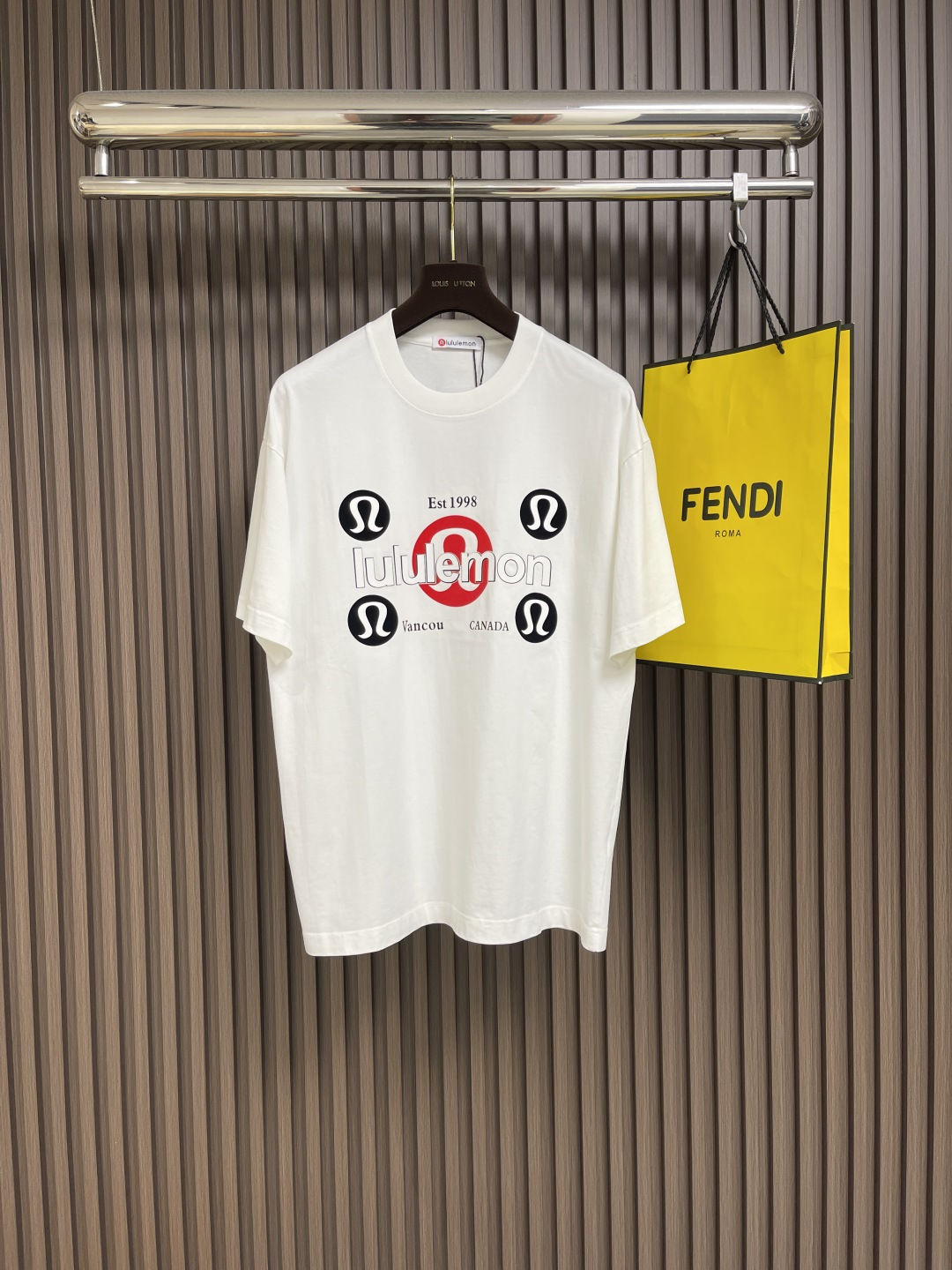 NO:422025,lululemon new printed round neck T-shirt!  320 grams high gram weight 32 double yarn pure cotton fabric, wide version, and the patterns are printed and designed with a full sense of design, the same style as men and women, versatile and easy to wear. Size S-XXL Size bust 110cm long 73cm shoulder width 53cm M size bust 114cm long 74cm shoulder width 55cm L size bust 118cm long 75cm shoulder width 57cm XL size bust 122cm long 76cm shoulder width 59cm XXL size bust 126cm long 77cm shoulder width 61cm, tees, t-shirt, alexander wang19860909lululemon 新款印花圆领t恤！320克高克重32双纱纯棉面料,版型阔版,图案都做了印花图案设计感十足,男女同款 百搭又好穿.尺码S-XXL S码胸围110cm衣长73cm肩宽53cm M码胸围114cm衣长74cm肩宽55cm L码胸围118cm 衣长75cm肩宽57cm XL码胸围122cm 衣长76cm肩宽59cm XXL码胸围126cm 衣长77cm 肩宽61cm,,tees，t-shirt,alexander wang,Men's clothing