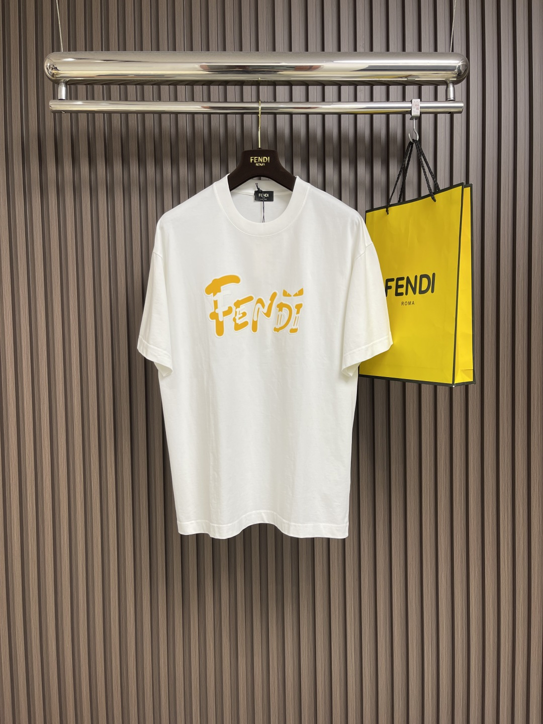 NO:422017,FENDI logo logo printed round neck T-shirt, this model is made of 50 double-strand yarn, with logo printed on the chest, wide cuffs and hem, and the front hem has a new mark, exquisite and fashionable!  Size S-XXL Size bust 110cm garment length 73cm shoulder width 53cm M size bust 114cm garment length 74cm shoulder width 55cm L size bust 118cm garment length 75cm shoulder width 57cm XL size bust 122cm garment length 76cm shoulder width 59cm XXL size bust 126cm garment length 77cm shoulder width 61cm, fendi,tees,t-shirt,alexander wang19860909FENDI logo标识印花圆领T恤,本款采用50支双股纱打造,胸前饰以标识印花,宽幅袖口和下摆,前下摆车有新唛,精致时尚！尺码S-XXL S码胸围110cm衣长73cm肩宽53cm M码胸围114cm衣长74cm肩宽55cm L码胸围118cm 衣长75cm肩宽57cm XL码胸围122cm 衣长76cm肩宽59cm XXL码胸围126cm 衣长77cm 肩宽61cm,,fendi,tees，t-shirt,alexander wang,Men's clothing