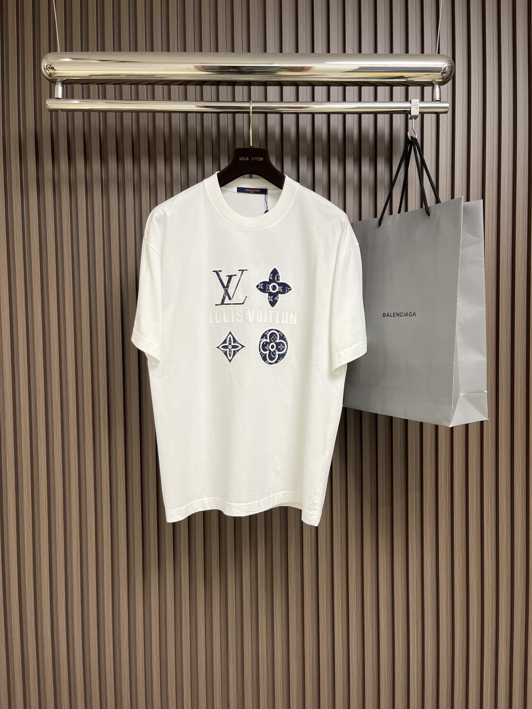 NO:422060,LV printed short-sleeved T-shirt adopts digital technology. Inkjet printing can achieve complex patterns and rich colors, spray ink evenly onto the surface of the fabric to form high-precision printing patterns. Drying and vaporization can promote the full combination of ink and fabric fibers, improve the firmness and brightness of color, and high-precision printing ensures the clarity and detail performance of the printed patterns. Size S-XXL Size bust 110cm 73cm 53cm 8. M size bust 114cm 8. 74cm 8. 8. 8. 8. 8. 8. 8. 8. 8. 8. 8. 8. 8. 8. 8. 8. 8. 8. 8. 8. 8. 8. 8. 8. 8. 8. 8. 8. 8. 8. 8. 8. 8. 8. 8. 8. 8. 8. 8. 8. 8. 8. 8. 8. 8. 8. 8. 8. 8. 8. 8. 8. 8. 8. 8. 8. 8. 8. 8. 8. 8. 8. 8. 8. 8. 8. 8. 8. 8. 8. 8. 8. 8. 8. 8. 8. 8. 8. 8. 8. 8. 8. 8. 8. 8. 8. 8. 8. 8. 8. 8. 8. 8. 8. 8. 8. 8. 8. 8. 8. 8. 8. 8. 8. 8. 8. 8. 8. 8. 8. 8. 8. 8. 8. 8. 8. 8. 8. 8. 8. 8. 8  vuitton, T-shirt,tees, t-shirt,alexander wang19860909LV 印花短袖T恤,采用了数码技术,喷墨印花可以实现复杂的图案和丰富的色彩,将墨水均匀喷射到织物表面,形成高精度的印花图案.烘干和蒸化可以促使墨水与织物纤维充分结合,提高色彩的牢固度和鲜艳度,高精度打印确保印花图案的清晰度和细节表现.尺码S-XXL S码胸围110cm衣长73cm肩宽53cm M码胸围114cm衣长74cm肩宽55cm L码胸围118cm 衣长75cm肩宽57cm XL码胸围122cm 衣长76cm肩宽59cm XXL码胸围126cm 衣长77cm 肩宽61cm,,louis vuitton,T-shirt,tees，t-shirt,alexander wang,Men's clothing