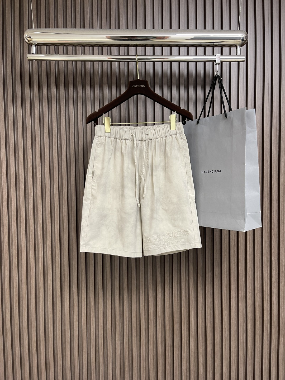 NO:422100,Balenciaga 2025ss patch logo casual shorts, simple, patch logo. It feels very good in touch, versatile and not picky, all-round wear items. Casual and versatile and fashionable. Size M-3XL,,balenciaga, shorts,alexander wang19860909Balenciaga 2025ss贴布标识休闲短裤,简约,贴布logo 手感超好,百搭不挑人,全能型穿搭单品.休闲百搭时尚.尺码M-3XL,,balenciaga,shorts,alexander wang,Men's clothing