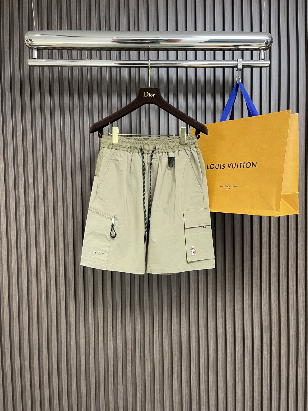 NO:422076,Moncler multi-pocket work shorts, another item worth catching, multi-pocket personalized men's five-point casual shorts suitable for spring, summer and autumn seasons!  This three-dimensional patch pocket design with drawstring adjustable waist is stylish and stylish, with customer-supplied tower velvet fabric, comfortable, breathable, not stuffy, and shorts come with a belt, which is in line with the trendy trend of summer style. It has multiple pocket design, solid and tight, easy to pull and carry, and the standard daily workmanship is uniform and tight!  Pure raw materials, exquisite workmanship details, absolutely perfect in appearance. Size M-3XL, shorts, alexander wang19860909Moncler 多口袋工装短裤,又一款值得闭眼收的单品,多口袋个性款春夏秋三季适用的男装五分休闲短裤！这款带抽绳可调节腰头潮流时尚的立体大贴袋设计,客供塔丝绒面料,舒适透气不塌不闷热,短裤自带腰带多种穿搭,符合夏季潮流风的潮流风向,多口袋设计,扎实紧密,拉携轻松不费力标准日单做工、走线均匀紧密！纯原辅料,做工细节也非常精致品相绝对完美.尺码M-3XL,,shorts,alexander wang,Men's clothing