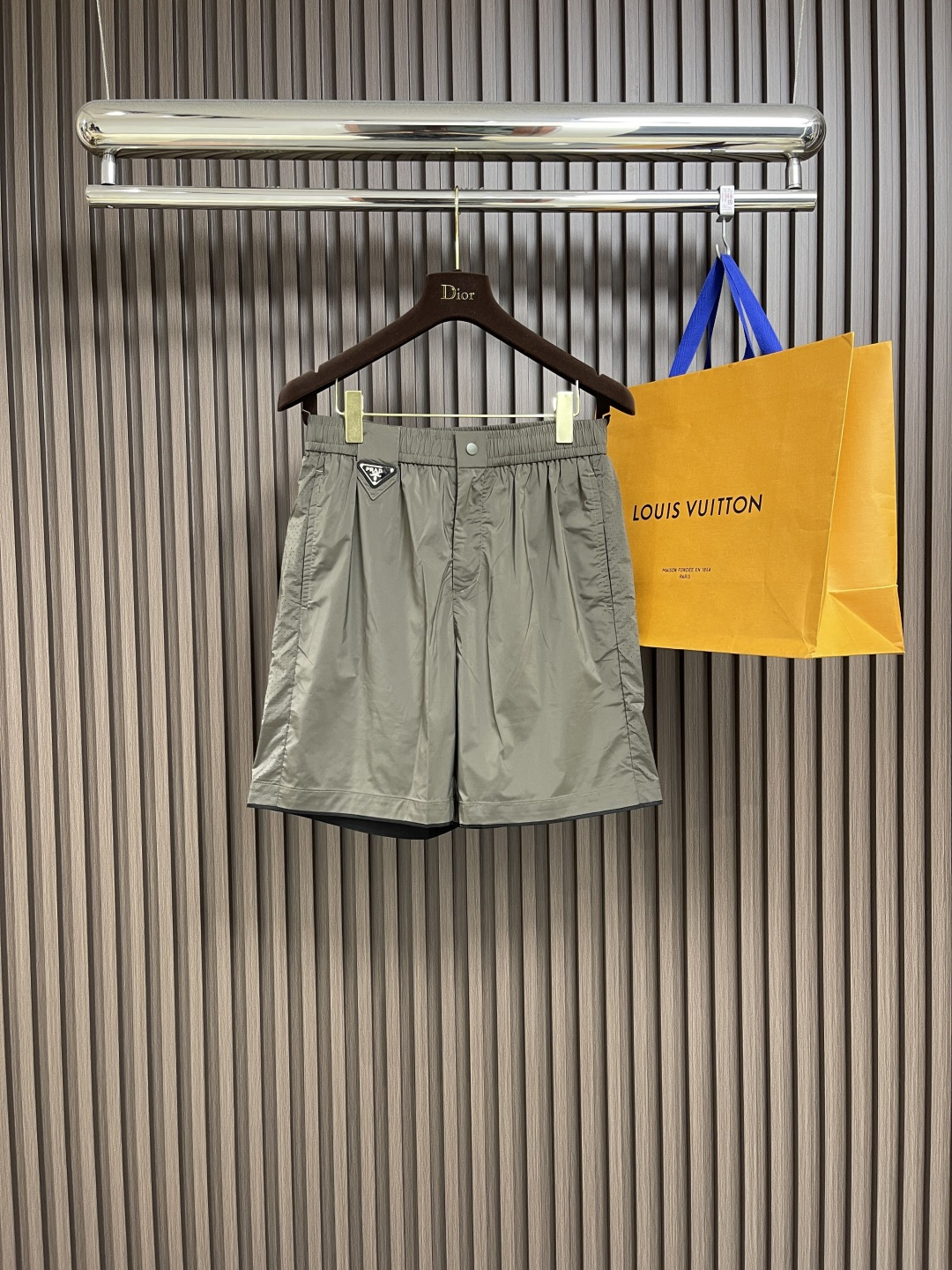 NO:422084,Prada 2025SS Spring and Summer New Casual Shorts!  Customized brand classic logo, customized fabric, excellent comfort, strong hand touch. Extremely recognizable, perfect quality craftsmanship. Size M-3XL, prada, shorts, alexander wang19860909Prada 2025SS春夏新款休闲短裤！定制品牌经典logo,定制面料,舒适度极好,手触感强烈.辨识度极高,完美品相工艺.尺码M-3XL,,prada,shorts,alexander wang,Men's clothing