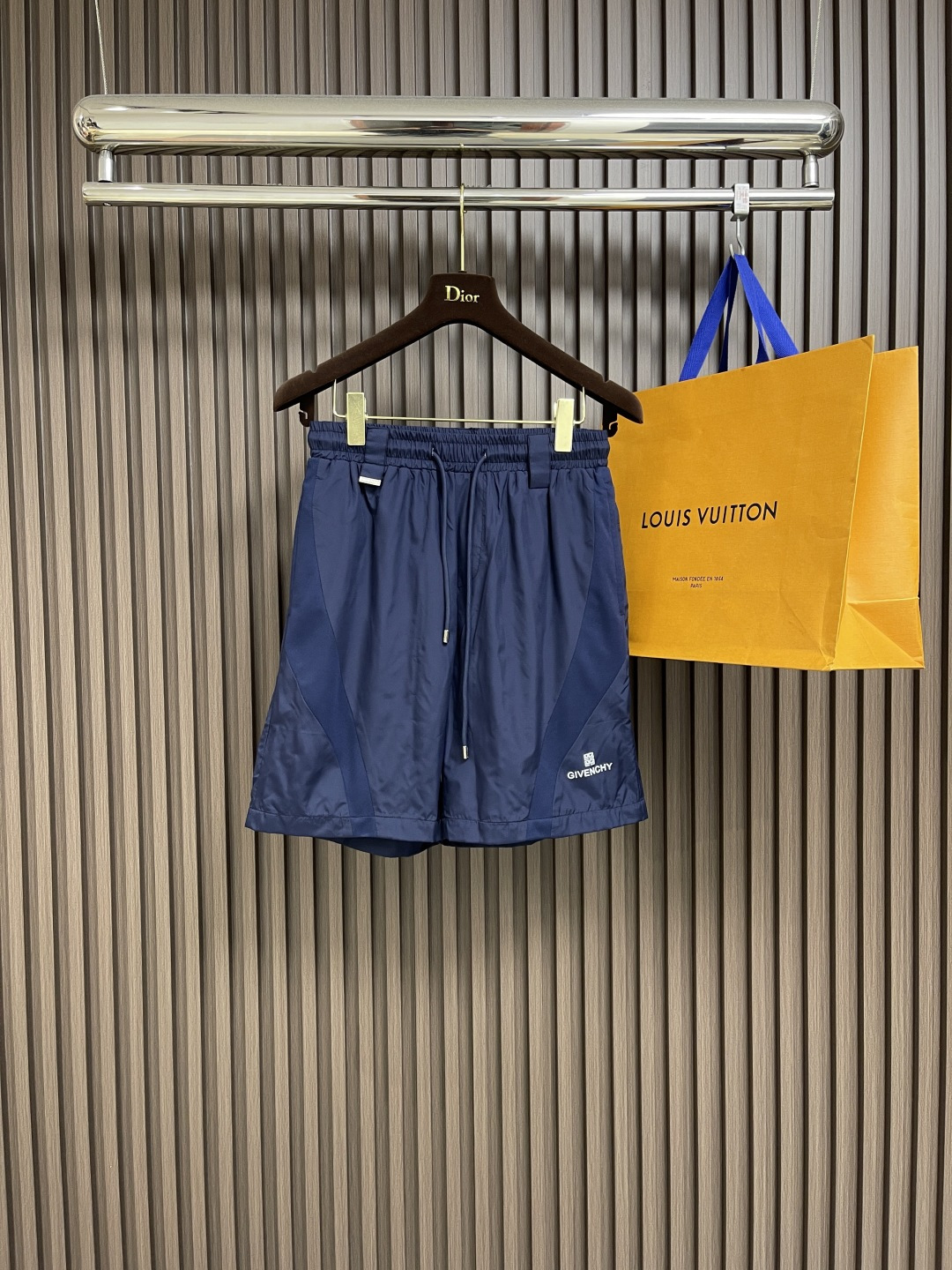 NO:422092,Givenchy 2025ss early spring letter logo logo shorts, specially ordered fabric loose straight-fitting, good hygroscopicity and breathability, can quickly discharge sweat during exercise, keeping the body dry and comfortable. Size M-3XL, givennchy, shorts, alexander wang19860909Givenchy 2025ss早春字母logo标识短裤,特订面料宽松直筒版型,具有较好的吸湿性和透气性 可以在运动中快速排出汗液 保持身体干燥舒适.尺码M-3XL,,givenchy,shorts,alexander wang,Men's clothing