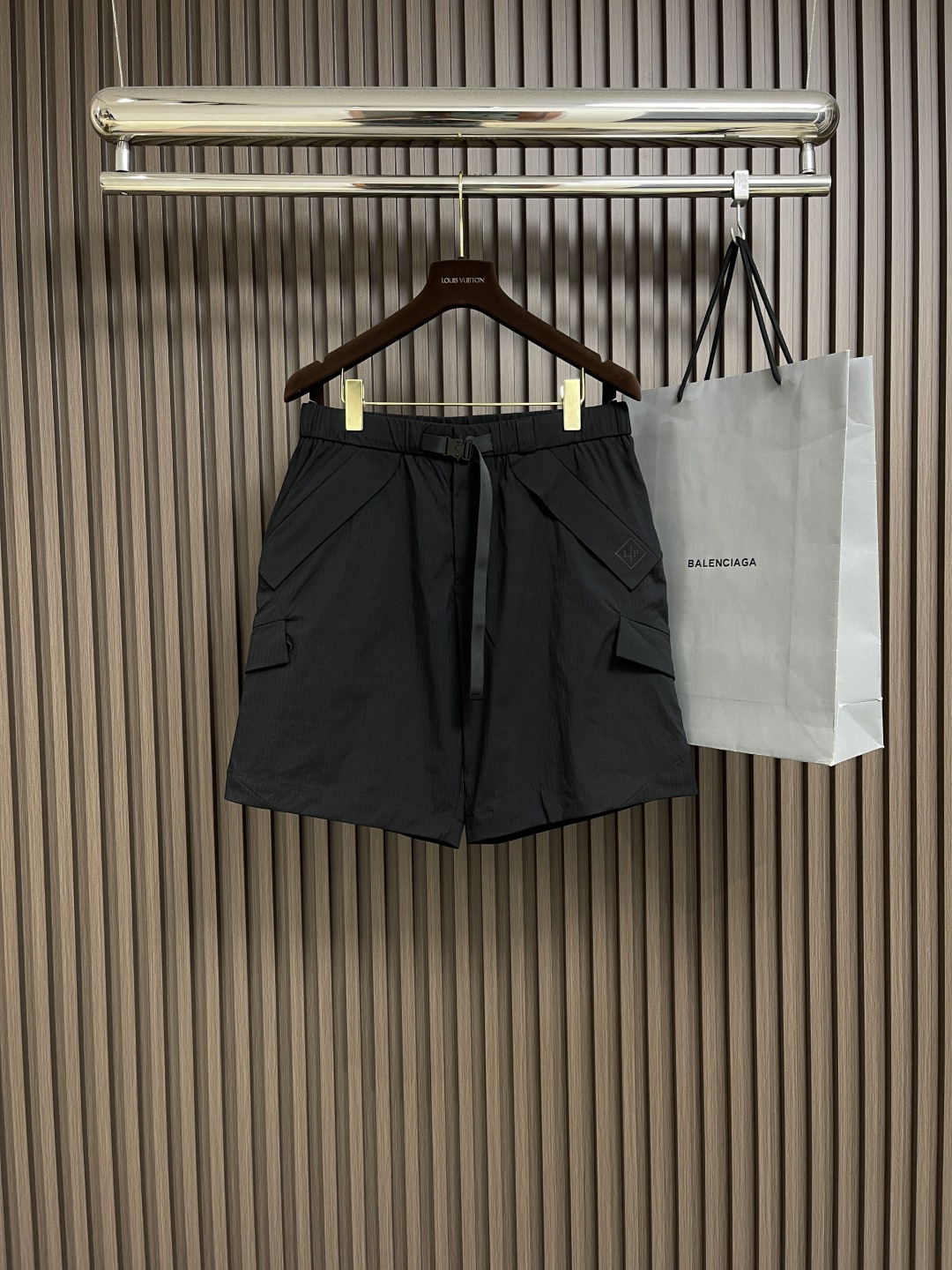 NO:422108,LP loro piana 2025ss spring and summer new men's casual shorts, thoughtful design turns simple beach shorts into a distant and elegant story. The middle waist front side pocket, the back pocket is equipped with a flip and Velcro strap, elastic waist head, and adjustable belt, and the left trouser leg is decorated with rubber-treated LP letter logo. Size M-3XL, loro piana, loro piana, shorts, alexander wang19860909LP loro piana 2025ss春夏新款男士休闲短裤,贴心的设计将简约的沙滩短裤变成遥远优雅的故事.中腰正面侧袋,后袋配有翻盖和魔术贴饰带,松紧腰头,配以可调节腰带,左裤腿饰以橡胶处理LP字母标识.尺码M-3XL,,loro piana,loro piana,shorts,alexander wang,Men's clothing
