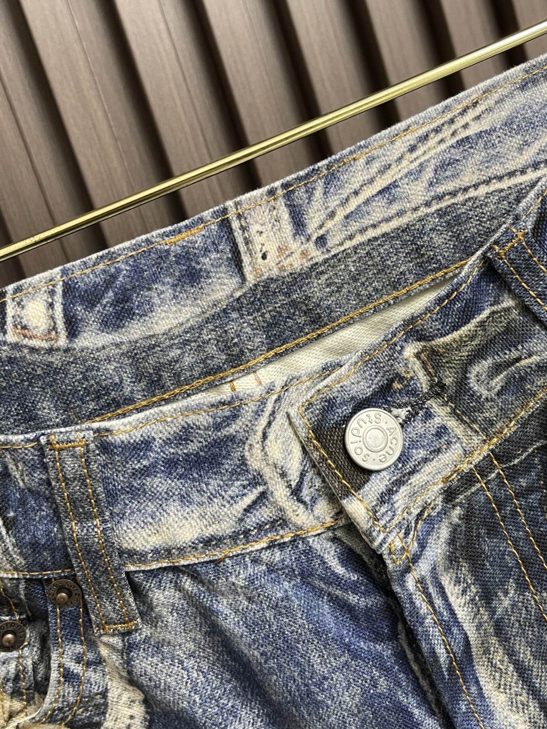 Acne Studios 3D Hair-Cracking Jeans: Innovative Design, Precision Details, Laser-Burned Patterns - 图片 6