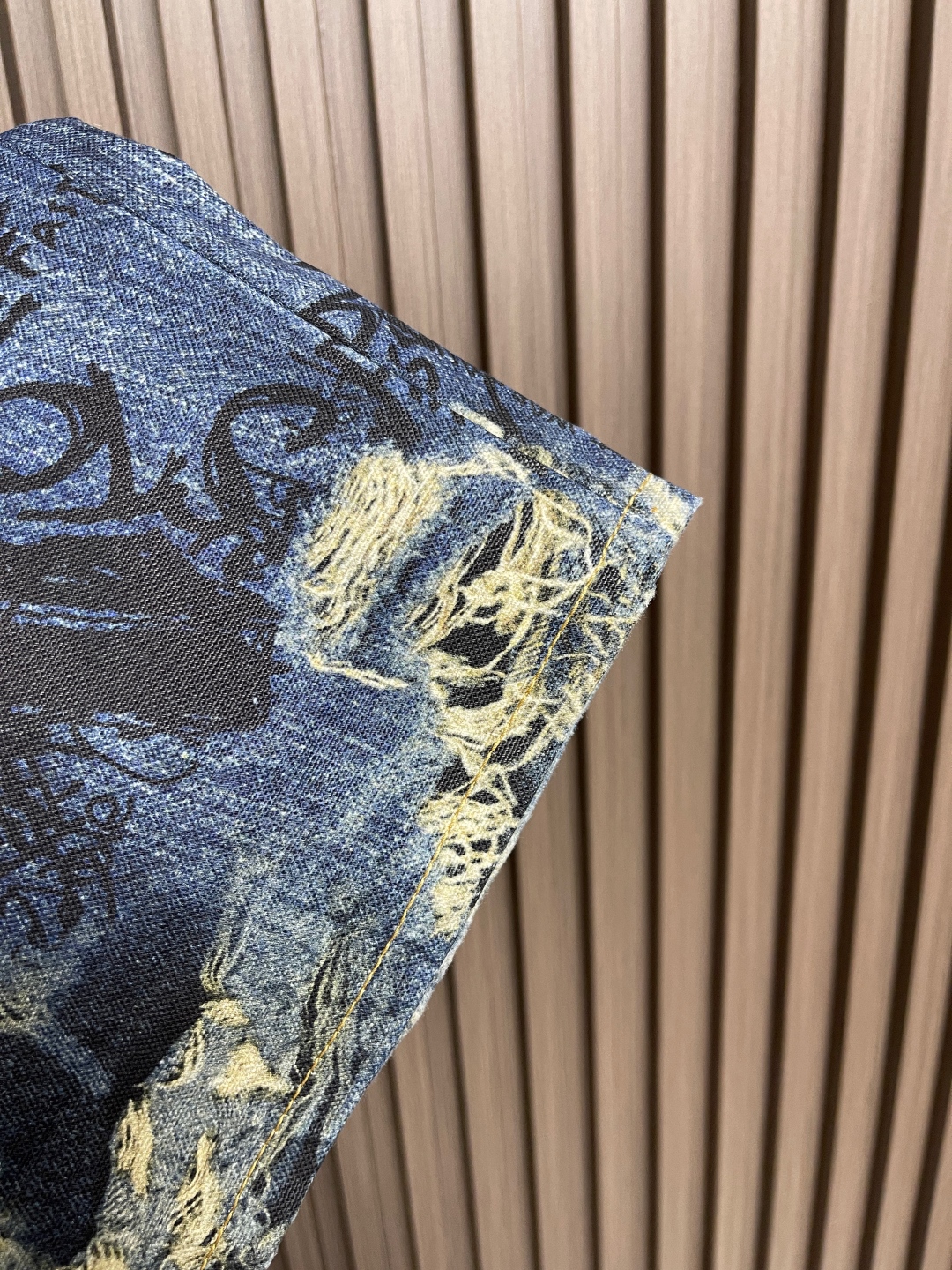 Acne Studios 3D Hair-Cracking Jeans: Innovative Design, Precision Details, Laser-Burned Patterns - 图片 7