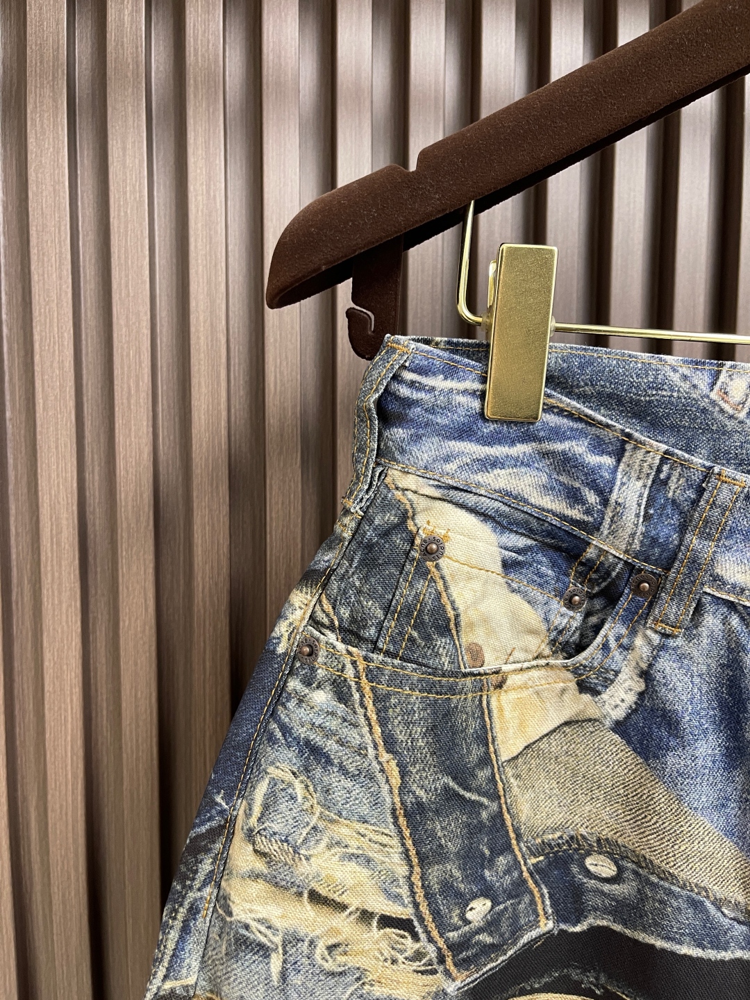 Acne Studios 3D Hair-Cracking Jeans: Innovative Design, Precision Details, Laser-Burned Patterns - 图片 9