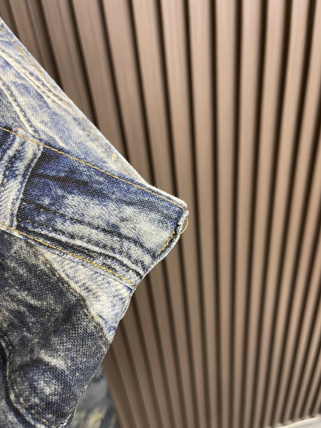 Acne Studios 3D Hair-Cracking Jeans: Innovative Design, Precision Details, Laser-Burned Patterns - 图片 3