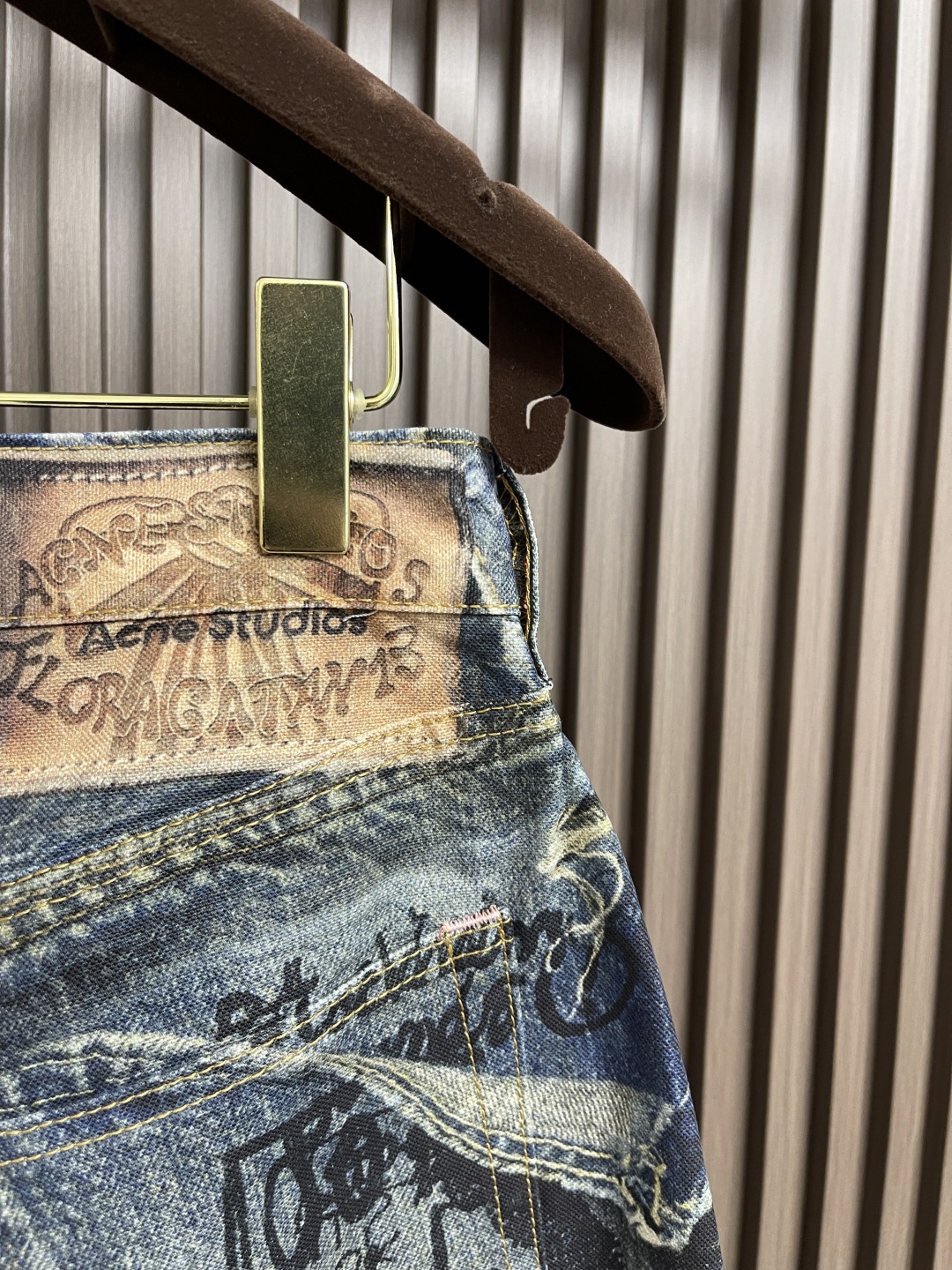 Acne Studios 3D Hair-Cracking Jeans: Innovative Design, Precision Details, Laser-Burned Patterns - 图片 4