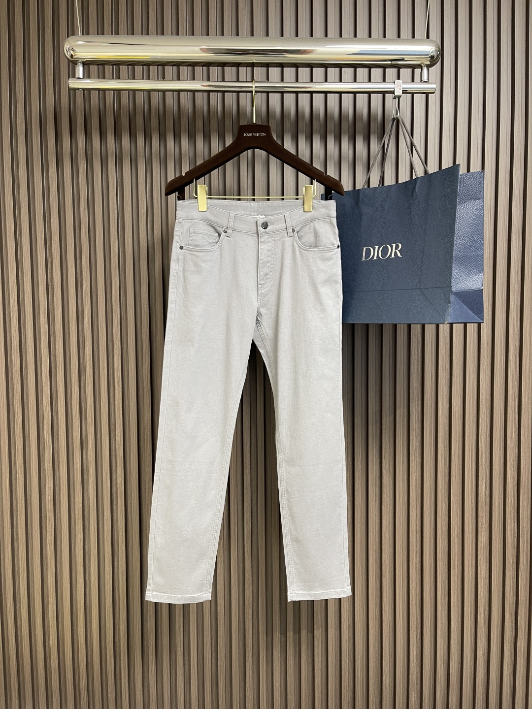 NO:477635,BC brunello cucineli brunello.  Cucinelli New casual pants, customized fabric, breathable and comfortable, impeccable details, brand element design concept, reflecting high quality. The feel is delicate and soft!  Present casual cut, with a great upper body style. Size 30-38 None 35 37, brunello cucinelli, alexander wang19860909BC brunello cucineli 布鲁内洛．库奇内利 新款休闲裤,定制面料 透气舒适度高,细节无可挑剔,品牌元素设计理念,体现高品质.手感细腻柔软！呈现休闲裁剪,上身版型超赞.尺码30-38 无35 37,,brunello cucinelli,alexander wang,Men's clothing