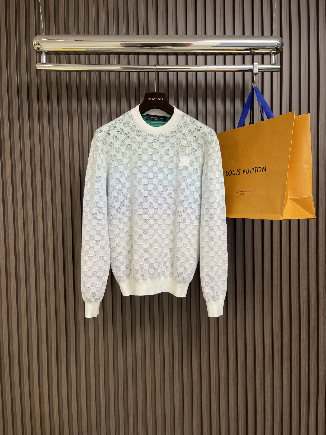 NO:470629,LV gradient checkerboard knitted round neck long-sleeved sweatshirt is woven with customized cotton yarn, yarn is fixed and dyed, high-quality texture, comfortable and soft skin-fitting, the neckline is plain and has a highlight of details, the whole body gradient checkerboard is crocheted, and the chest is decorated with embroidered letters logo patterns to show high-end positioning and fashionable tone. It can be matched with multiple types of clothing to create a fashionable look, customized auxiliary materials, complete three standards, the same style as men and women!  Size S-XL, louis vuitton, hoodie, sweatshirts, alexander wang19860909LV 渐变棋盘格针织圆领长袖卫衣,采用定制棉质纱线织造,纱线定织定染,质感高级,舒适柔软贴肤,领口素色包边突出细节,通体渐变棋盘格钩花铺陈,胸前饰以刺绣字母徽标图案装饰,彰显高级定位和时尚调性,能与多类型服饰搭配营造时尚造型,定制辅料,三标齐全,男女同款！尺码S-XL,,louis vuitton,hoodie,sweatshirts,alexander wang,Men's clothing