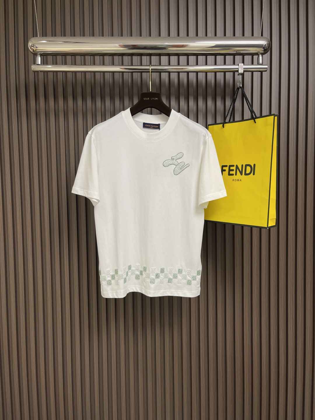 NO:418617,LV logo chessboard beaded round neck short-sleeved T-shirt, using 230g combed cotton fabric, 1x1 same cylinder to dye the Solona neckline thread. Hem chessboard positioning beaded Austrian rhinestones. The beading process ensures that it cannot be washed off, and the color is adjusted many times. The three standards are complete, the same style for men and women. Size M-3XL,,louis vuitton, T-shirt,tees, t-shirt,alexander wang19860909LV 标识棋盘格串珠圆领短袖T恤,采用230g精梳棉面料,1x1同缸定染索罗娜领口螺纹.下摆棋盘格定位串珠奥地利水钻.串珠工艺保证水洗不掉,颜色多次对色调整.三标齐全,男女同款.尺码M-3XL,,louis vuitton,T-shirt,tees，t-shirt,alexander wang,Men's clothing