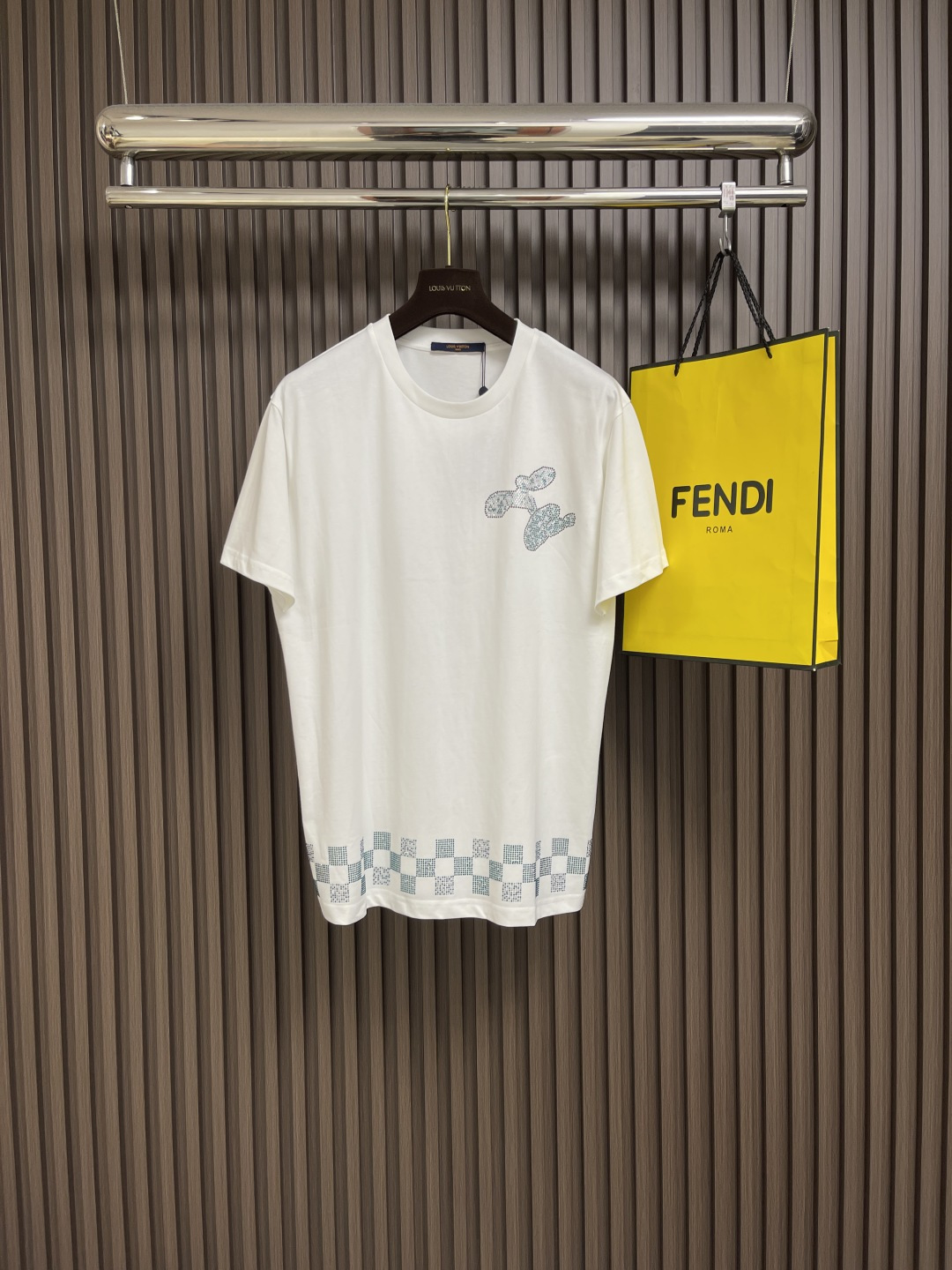 NO:418643,LV ironing chessboard short-sleeved T-shirt, the fabric is made of 100% pure cotton, the chest is ironing crafted, and the hem is ironing chessboarding chessboarding chessboarding chessboarding chessboarding chessboarding chessboarding chessboarding chessboarding chessboarding chess, the overall line is straight and delicate, the fabric is comfortable and soft, and the color is consistent and there is no color difference. It can be matched with the same style to create a fashionable look, and it can be customized for various occasions, with customized auxiliary materials, complete three standards, the same style for men and women!  Size S-XL, louis vuitton, T-shirt,tees, t-shirt,alexander wang19860909LV 烫钻棋盘格短袖T恤,面料采用百分百纯棉材质,胸前采用烫钻工艺,下摆采用棋盘格烫钻,整体走线平直细腻,面料舒适柔软,颜色一致无色差 能与同款搭配营造时尚造型,驾驭各种场合,定制辅料,三标齐全,男女同款！尺码S-XL,,louis vuitton,T-shirt,tees，t-shirt,alexander wang,Men's clothing