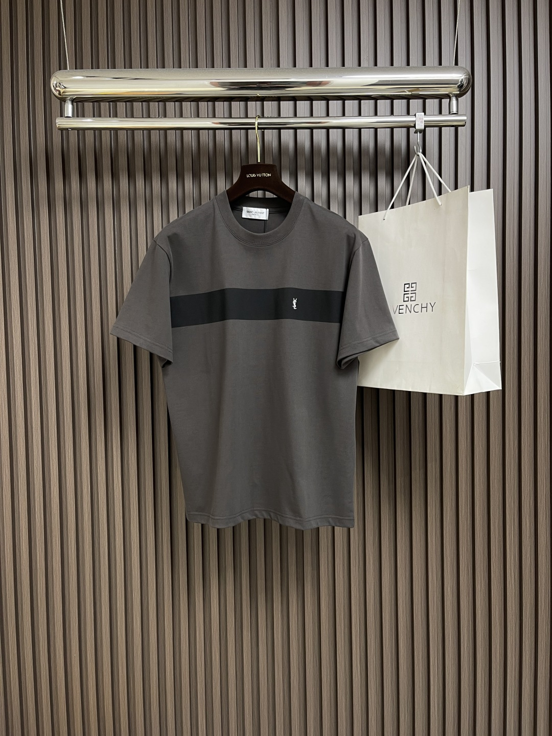 NO:415175,YSL black horizontal stripe color-blocked short-sleeved T-shirt, this one perfectly combines fashion and texture. The calm dark gray main color is paired with a personalized black horizontal stripe, simple and yet atmospheric. The exquisite white YSL embroidered logo on the left chest is low-key to highlight the brand style and luxury quality. The fabric is blended with 99% cotton and 1% polyester, which is comfortable and breathable and has a certain sense of crispness. Fine workmanship, neat stitching, and the details show ingenuity. Size XS-L, saint laurent, T-shirt, tees, t-shirt, alexander wang19860909YSL 黑色横条拼色短袖T恤,这款将时尚与质感完美融合.沉稳的深灰主色调搭配个性黑色横条,简约中不失大气,左胸处精致的白色YSL刺绣徽标,低调彰显品牌格调与奢华品质.面料采用99％棉与1％聚酯纤维混纺,舒适透气且具一定挺括感.做工精细,缝线工整,细节之处尽显匠心.尺码XS-L,,saint laurent,T-shirt,tees，t-shirt,alexander wang,Men's clothing