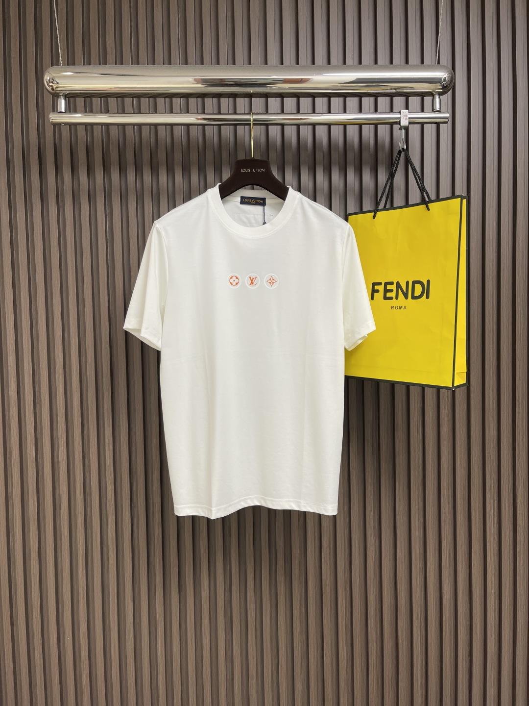 NO:415182,LV orange four-leaf clover printed couple short-sleeved T-shirt, the iconic orange four-leaf clover elements, which are smart and dazzling, complementing the classic big V logo, instantly breaking the monotony and injecting full vitality into the overall shape. Whether you are strolling on the streets of bustling cities or in a fashion party, it can easily become the focus. Selected cotton fabrics are like covering the skin with a soft cloud, skin-friendly and breathable, and you can feel the ultimate comfort every inch of contact. Exquisite production craftsmanship, from fine stitching to exquisite tailoring, highlights the consistent excellent quality and ingenuity of Donkey V. Simple round neck design, adapted to various figures, versatile and yet stylish. Size XS-L,,louis vuitton,louis vuitton,T-shirt,tees,t-shirt,alexander wang19860909LV 橙色四叶草印花情侣款短袖T恤,标志性的橙色四叶草元素,灵动且耀眼,与经典的 大V 标识相互映衬,瞬间打破单调,为整体造型注入满满活力.无论是漫步于繁华都市街头,还是置身于时尚派对,它都能让你轻松成为焦点.精选纯棉面料,如同给肌肤披上一层柔软的云朵,亲肤透气,每一寸接触都能感受极致舒适.精湛的制作工艺,从细密的缝线到考究的剪裁,彰显着 驴V 一贯的卓越品质与匠心独运.简约圆领设计,适配各种身形,百搭又不失格调.尺码XS-L,,louis vuitton,louis vuitton,T-shirt,tees，t-shirt,alexander wang,Men's clothing