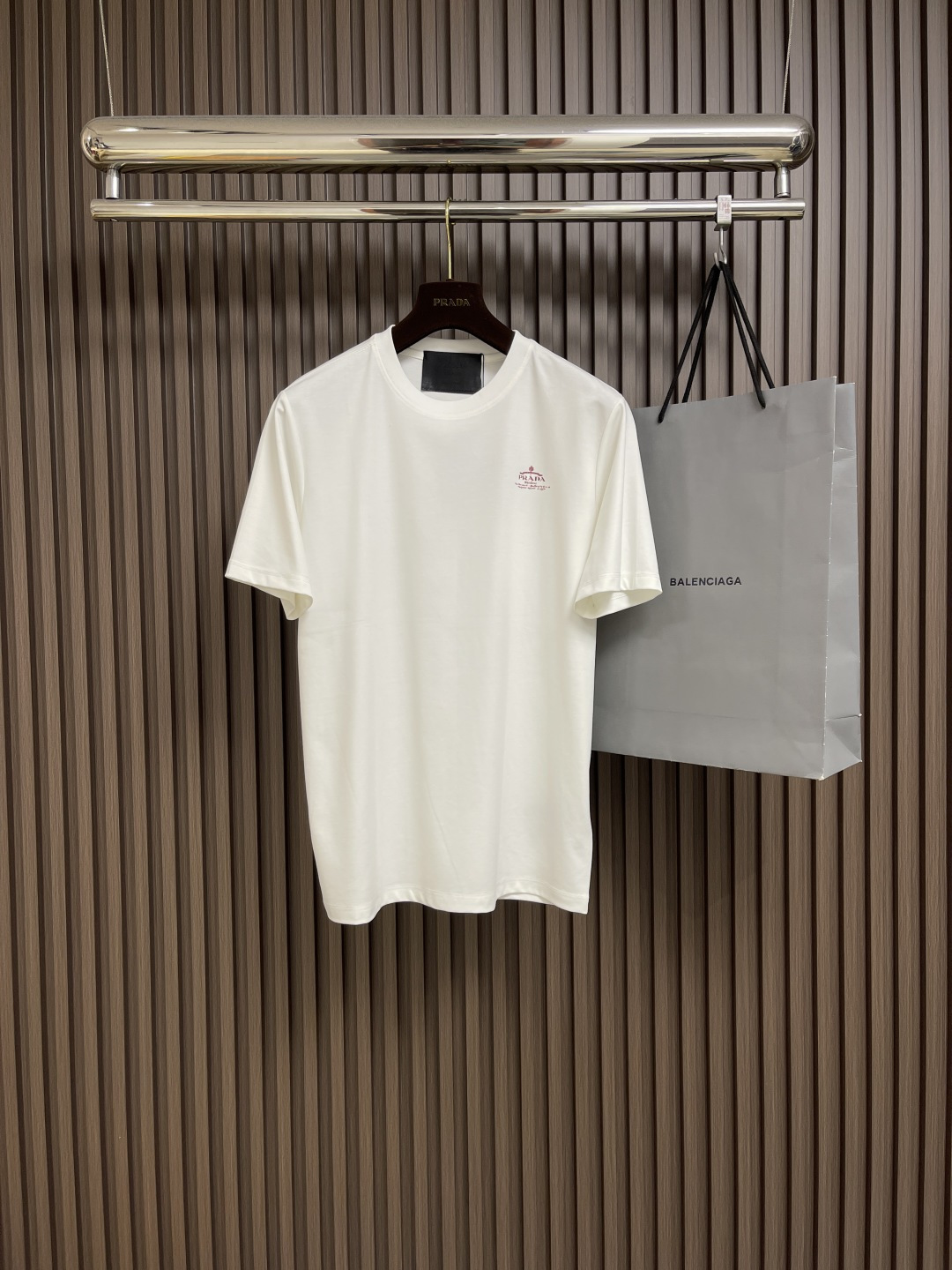 NO:415183,Prada classical letter printed three-color short-sleeved T-shirt, simple and luxurious style, and choose from three classic colors. The calm and atmospheric black releases mysterious charm in low-key; the quiet and elegant gray contains a unique high-end texture; the pure and holy white exudes a fresh and refined atmosphere. The exquisite brand logo embroidery on the left chest of the T-shirt is a symbol of Pra**’s century-old heritage and exquisite craftsmanship, demonstrating unique identity and extraordinary taste. Selected high-quality fabrics, soft and delicate touch, skin-friendly and breathable, and comfortable and comfortable to wear. Whether it is daily travel, casual gathering or light business occasions, it can be easily adapted, adding fashionable charm to you and becoming a classic item in the wardrobe that will never go out of date. Size XS-L,,prada, T-shirt,tees, t-shirt,alexander wang19860909Prada 古典字母印花三色短袖T恤,简约中尽显奢华格调,三种经典色彩任选 沉稳大气的黑色,低调间释放着神秘魅力；宁静优雅的灰色,蕴含着独特的高级质感；纯净圣洁的白色,散发着清新脱俗的气息.T恤左胸处精致的品牌徽标刺绣,是Pra*＊百年底蕴与精湛工艺的象征,彰显着独特身份与非凡品味.精选优质面料,触感柔软细腻,亲肤透气,穿着舒适自在,无论是日常出行、休闲聚会还是商务轻场合,它都能轻松适配,为你增添时尚魅力,成为衣橱中永不过时的经典单品.尺码XS-L,,prada,T-shirt,tees，t-shirt,alexander wang,Men's clothing