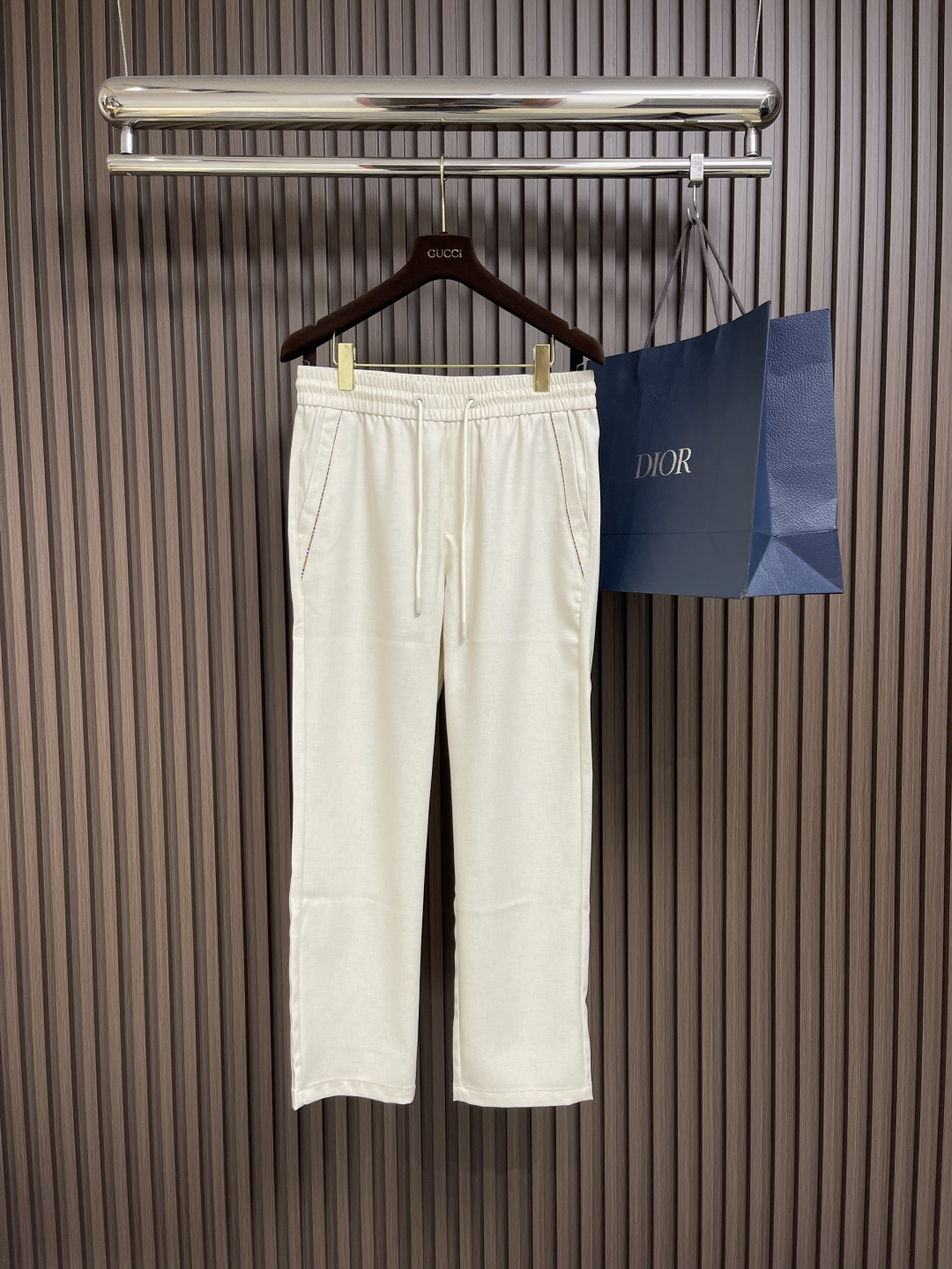 NO:418749,Burberry black and white linen pants, the black and white fabrics have different ingredients, so pay attention to the difference!  The most sincere and luxurious work ~ Simplicity without losing style. This casual pants interprets the perfect fusion of casualness and elegance. It is available in classic black and gentle apricot colors, suitable for diverse dressing scenes. The elastic waist and drawstring design are freely adjusted to fit different body needs, bringing an unrestrained and comfortable experience. The side zipper pocket adds practicality while highlighting the quality with exquisite details; the exquisite embroidery logo at the back pocket shows off its unique identity in a low-key manner. The white fabric is made of 85 polyester and 15 linen, combining the crisp, wrinkle-resistant and linen-resistant breathable and skin-friendly. The black fabric is 49 polyester fiber 41 viscose  5-day silk, 2 nylon and spandex blended, the fabric is solid and sleek and stylish. Whether it is walking on the street or commuting in the workplace, it can help you easily create a fashionable look and show your attitude towards life in the details. Size 31-32-33-34-35-36, burberry, alexander wang19860909Burberry 黑白两色亚麻裤,黑色与白色面料成份不同,注意区别！诚意满满的顶奢之作~简约而不失格调,这款休闲裤诠释着随性与优雅的完美融合.有经典黑色与温柔米杏色可选,适配多元穿搭场景.松紧腰头搭配抽绳设计,自在调节,贴合不同身形需求,带来无拘无束的舒适体验.侧边拉链口袋,增添实用性的同时,以精致细节彰显品质感；后袋处精致的刺绣标识,低调展露独特身份.白色款面料由85涤纶与15亚麻混纺而成,兼具涤纶的挺括抗皱与亚麻的透气亲肤.黑色款面料收49聚酯纤维 41粘胶 5天丝与2锦纶及氨纶混纺精制,面料质感扎实,垂顺有型.无论是漫步街头,还是职场通勤,它都能助你轻松打造时尚造型,于细节处尽显生活态度.尺码31-32-33-34-35-36,,burberry,alexander wang,Men's clothing