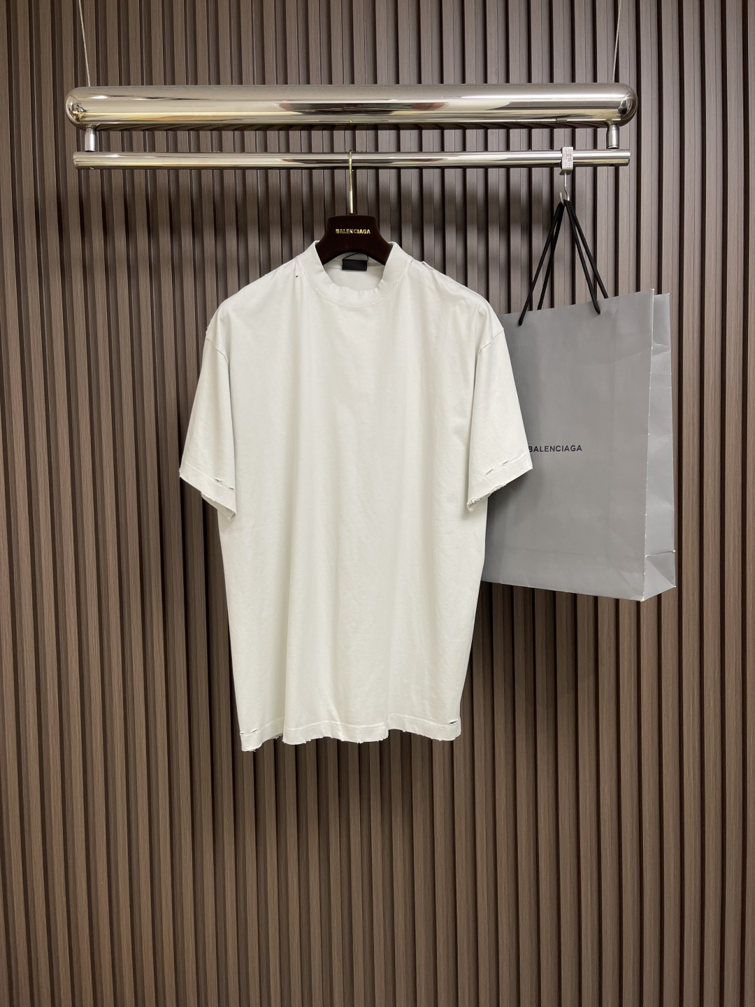 NO:415190,Balenciaga short-sleeved T-shirt with beautiful textured paper glue short-sleeved T-shirt with a frayed sleeve and hem. The inner lid is clean. Wireless head. No edges. The shoulder is frayed. The car line is straight. Three-needle and five-line craft. The inner lid is pressed on the shoulder. The fabric is made of old washing and wool. The neckline is worn and ripped. The rib fabric is fixed and dyed. The color is consistent and there is no color difference. The process of using the letters with beautiful textured paper tape on the chest. Washing fabric is comfortable and soft. The wear and washing effect. The letters behind are made of artificial alignment and fixed and fixed and slurry printing. Size 0-1-2-3,,balenciaga, T-shirt,tees, t-shirt,alexander wang.19860909Balenciaga 美纹纸胶短袖T恤,袖子以及下摆采用磨烂效果 内里处理干净 无线头 无余边 肩部采用磨烂设计 车线平直三针五线工艺 肩膀处内里带压条 面料采用做旧洗水磨毛工艺 领口部位磨烂破洞设计 罗纹面料定织定染色 颜色一致无色差 胸前运用美纹纸胶带字母整体重工艺的工序 水洗面料 舒适柔软 磨损洗旧效果 背后字母采用人工对位用烫版定型做胶浆印花工艺.尺码0-1-2-3,,balenciaga,T-shirt,tees，t-shirt,alexander wang,Men's clothing