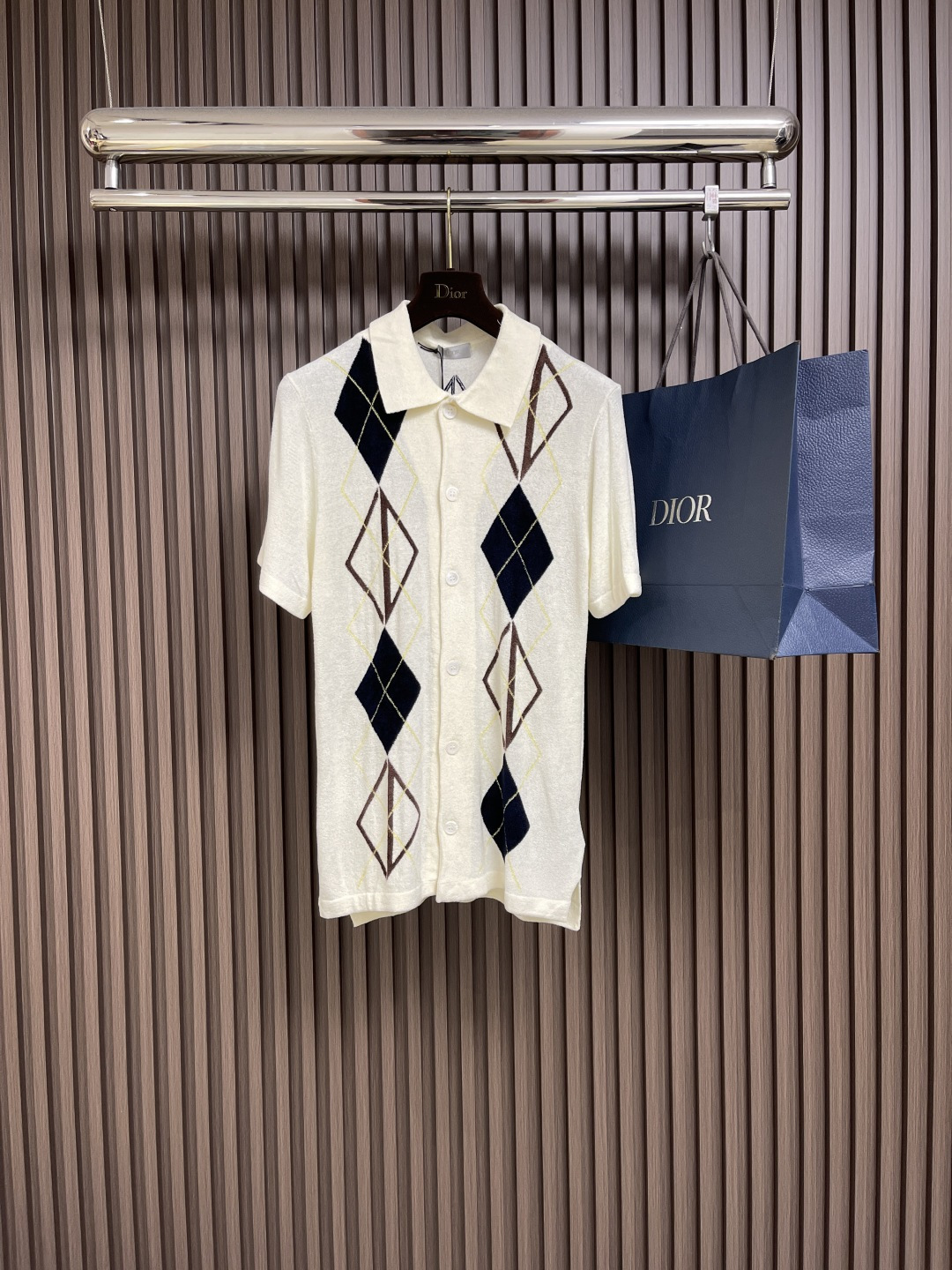 NO:418739,Dior 2025ss new knitted shirt, Diamond is a new product in the 2025 autumn series, inspired by the tennis world. It is carefully crafted with white cotton blended inlay knitted knitted fabric, decorated with diamond pattern, and the back is embellished with Diamond logo. Button closures can be worn as a shirt or as a layered T-shirt. Size S-XL,,dior,shirts,tees,t-shirt,alexander wang19860909Dior 2025ss新款针织衬衫, Diamond 是二零二五秋季系列新品,灵感源自网球世界.采用白色棉质混纺嵌花编织针织面料精心制作,饰以菱形花纹图案,背面点缀以Diamond 标志.纽扣开合,可作为 衫穿着,或作为与T恤叠搭.尺码S-XL,,dior,shirts,tees，t-shirt,alexander wang,Men's clothing