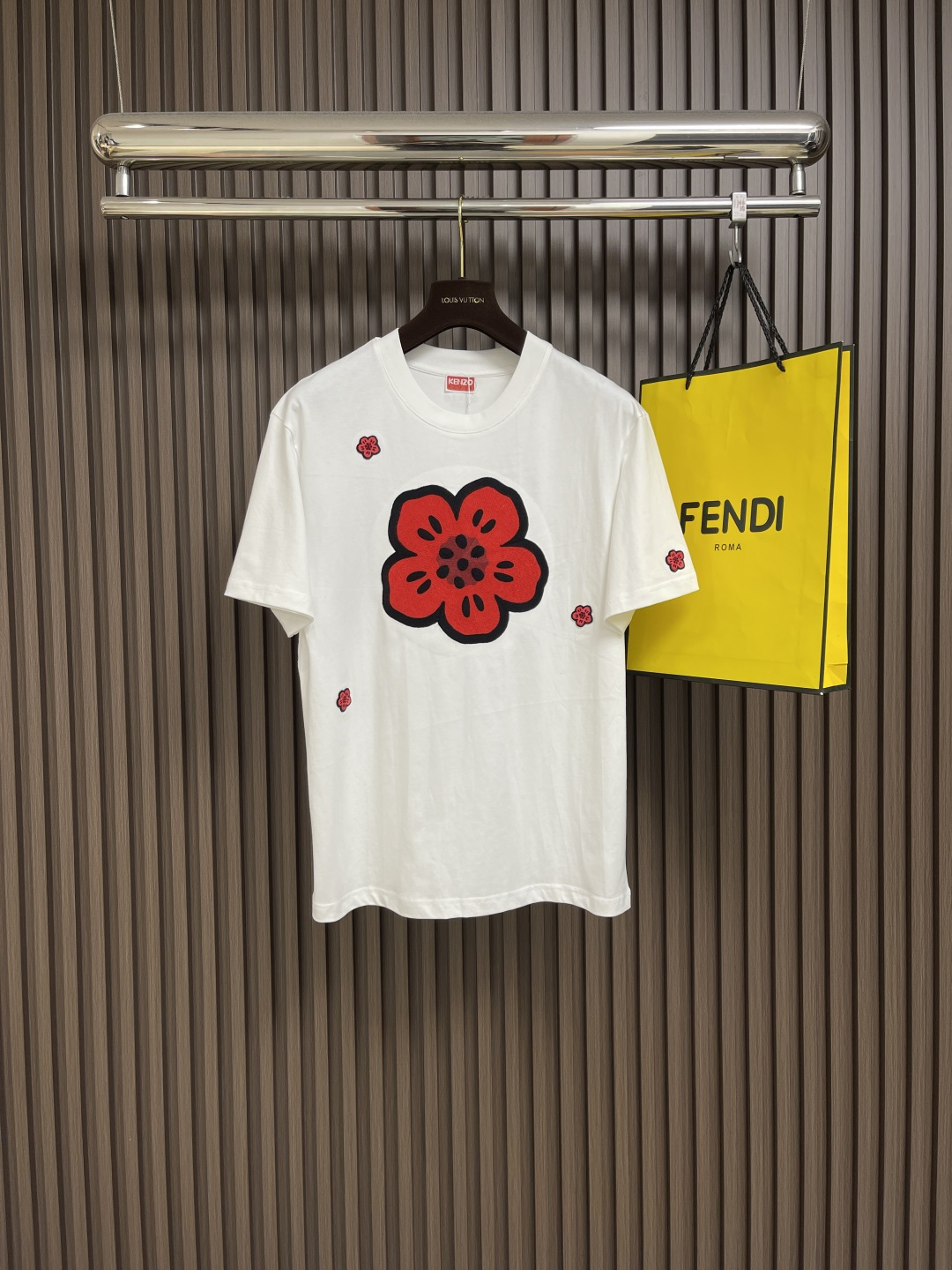 NO:415189,Kenzo 2025SS Spring and Summer New Floral Clothed Short-sleeved T-shirt, made of cotton, the fabric is skin-friendly and soft and textured, and the upper body is breathable and comfortable. It is more classy than ordinary cotton, with high quality and low quality. It is classic loose style ~ comfortable to fit and comfortable, and it is not easy to deform after wearing it for a long time. The neckline is threaded knitted, which is clearly layered with the body!  The chest is decorated with orange letter patches!  This model looks good for both men and women, and the visual feels very comfortable. The oversize style is comfortable and casual and fashionable, and the style is excellent. Size M-3XL, versace, T-shirt, tees, t-shirt, alexander wang19860909Kenzo 2025SS春夏新款花卉仔章短袖T恤,采用棉,面料亲肤柔软有质感,上身透气舒适～比一般普通棉更显档次,品质高低立现, 经典宽松版型 ~服帖舒适,久穿也不容易变形,领口采用螺纹针织,与衣身层次分明！胸前采用桔子字母贴布点缀！这款不管男女生穿都好看,视觉给人带来的感觉很舒适,oversize版型舒适随性时尚,版型质感极佳.尺码M-3XL,,versace,T-shirt,tees，t-shirt,alexander wang,Men's clothing