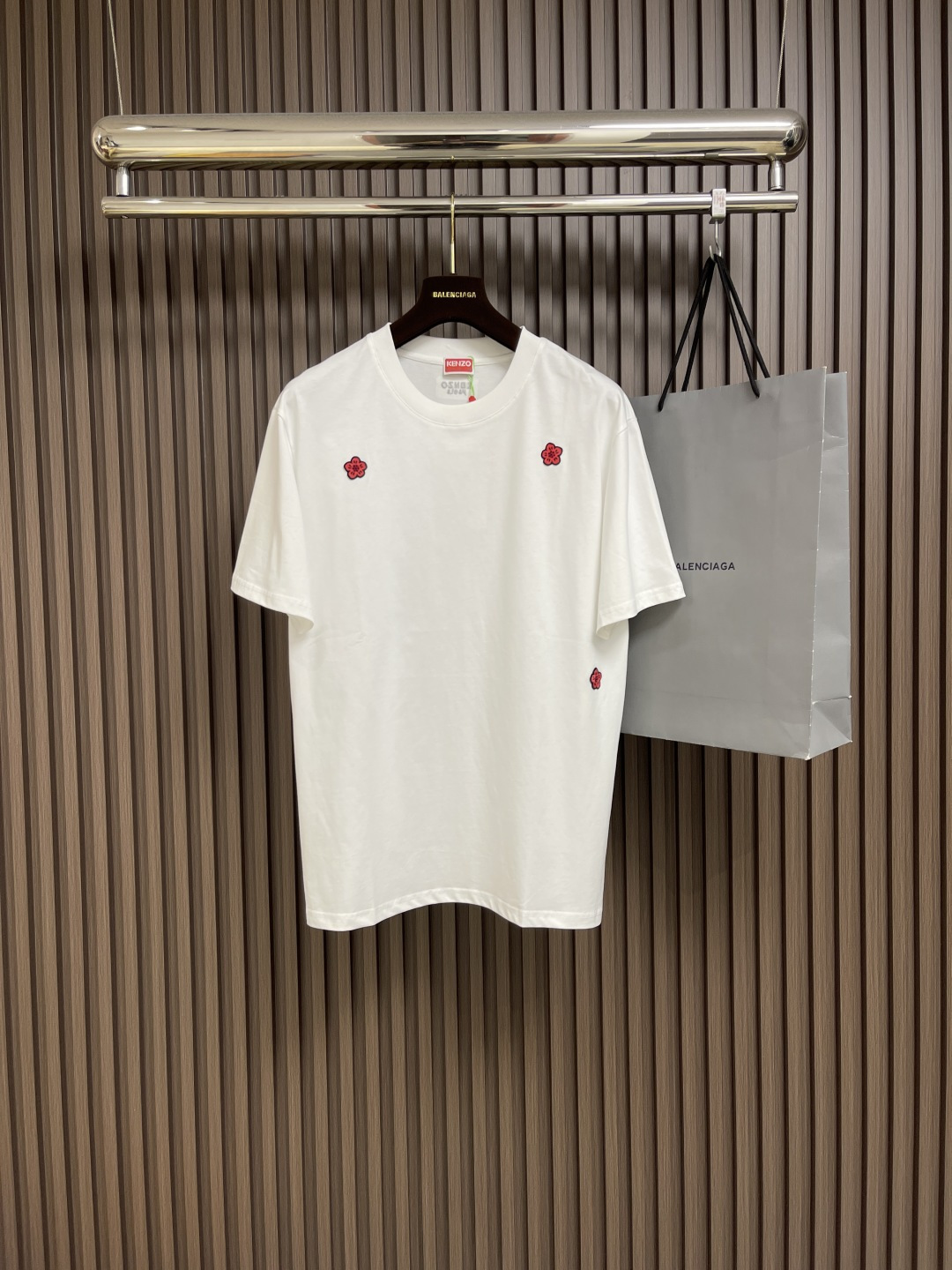 NO:415174,Kenzo New men's casual short-sleeved T-shirt, imported cotton fabric, floral seal logo pattern design, super soft and delicate, skin-friendly and comfortable to wear, very good on the upper body, a must-have item for men. Size M-3XL, T-shirt,tees, t-shirt,alexander wang19860909kenzo 新款男士休闲短袖T恤,进口纯棉面料,花卉仔章 logo图案设计 手感超柔软细腻 穿着亲肤舒适 上身非常赞 男士必备单品.尺码M-3XL,,T-shirt,tees，t-shirt,alexander wang,Men's clothing