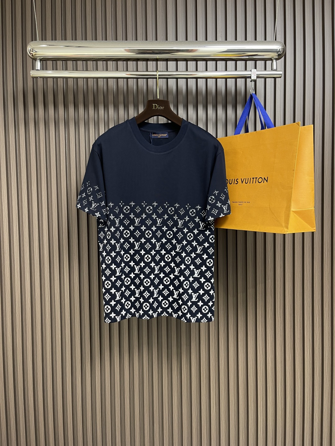 NO:418690,LV full-print gradient printed short-sleeved T-shirt, the fabric is made of 230g and 32s double-stranded yarn combed cotton. The overall upper body is comfortable and stylish!  The front, back and left and right sleeves of the clothes are printed with Kangli white ink digital direct-shot printing, which has a gradient and orderly visual effect. The overall wiring is straight and delicate, the fabric is comfortable and soft, and the color is consistent and there is no color difference. It can be matched with the same style to create a fashionable look, and it can be customized for various occasions. It has three standards, and the same style as men and women!  Size M-3XL, louis vuitton, T-shirt,tees, t-shirt,alexander wang19860909LV 满印下渐变印花短袖T恤,面料采用230g,32s双股纱精梳棉.整体上身舒适有型！衣服前后幅左右袖均采用康丽白墨数码直喷印花,渐变有序的视觉效果.整体走线平直细腻,面料舒适柔软,颜色一致无色差 能与同款搭配营造时尚造型,驾驭各种场合,定制辅料,三标齐全,男女同款！尺码M-3XL,,louis vuitton,T-shirt,tees，t-shirt,alexander wang,Men's clothing