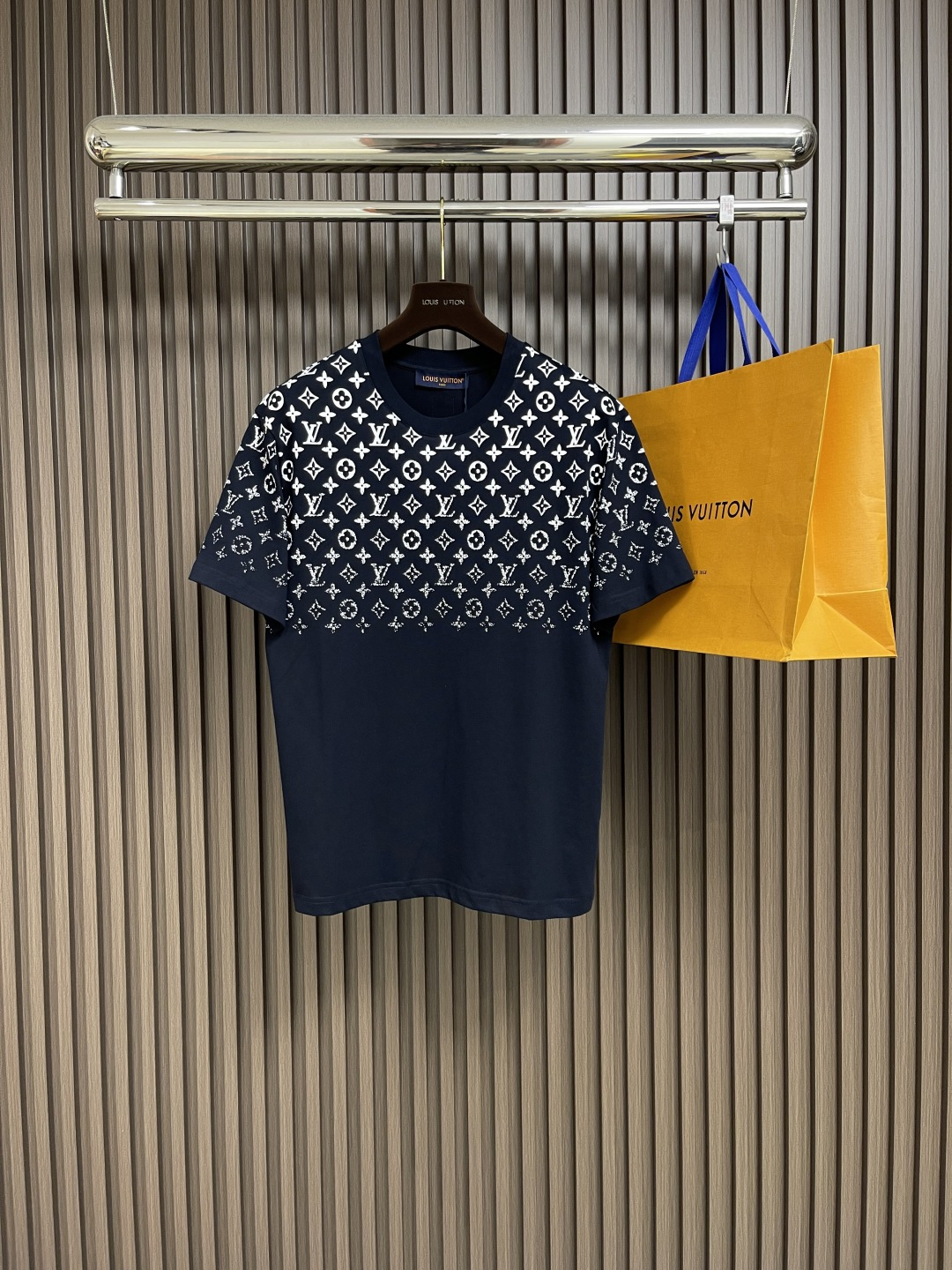 NO:418722,LV full-print gradient short-sleeved T-shirt, the fabric is made of 230g and 32s double-stranded yarn combed cotton. The overall upper body is comfortable and stylish!  The front, back and left and right sleeves of the clothes are printed with Kangli white ink digital direct-shot printing, which has a gradient and orderly visual effect. This model is a new series of colors and is launched simultaneously!  Same style for men and women. Size M-3XL, louis vuitton, T-shirt,tees, t-shirt,alexander wang19860909LV 满印渐变短袖T恤,面料采用230g,32s双股纱精梳棉.整体上身舒适有型！衣服前后幅左右袖均采用康丽白墨数码直喷印花,渐变有序的视觉效果.本款为新系列配色,同步上架！男女同款.尺码M-3XL,,louis vuitton,T-shirt,tees，t-shirt,alexander wang,Men's clothing