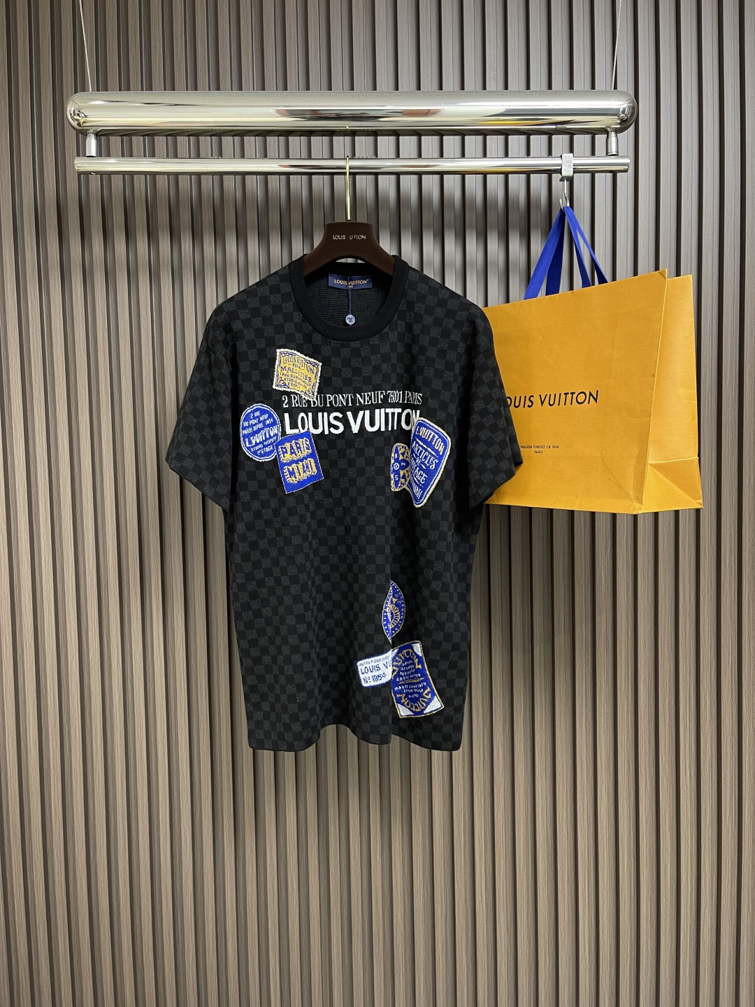 NO:415202,LV 2025 summer new Atlantic DAMIER wool short-sleeved T-shirt, this short-sleeved round-necked shirt follows the series' journey across the Atlantic, and praises the art of travel with distinctive elements. The cotton-blend knitted presents Damier pattern, and the inlay logo outlined by shiizu yarn is just like a luggage tag. Size S-XL,,louis vuitton, T-shirt,tees, t-shirt,alexander wang19860909LV 2025夏季新款大西洋DAMIER毛织短袖T恤,本款短袖圆领衫追随本系列的横越大西洋之旅,借鲜明元素赞颂旅行艺术.棉质混纺针织呈现 Damier图案,莹泽纱线勾勒的嵌花标识恰似行李标签.尺码S-XL,,louis vuitton,T-shirt,tees，t-shirt,alexander wang,Men's clothing