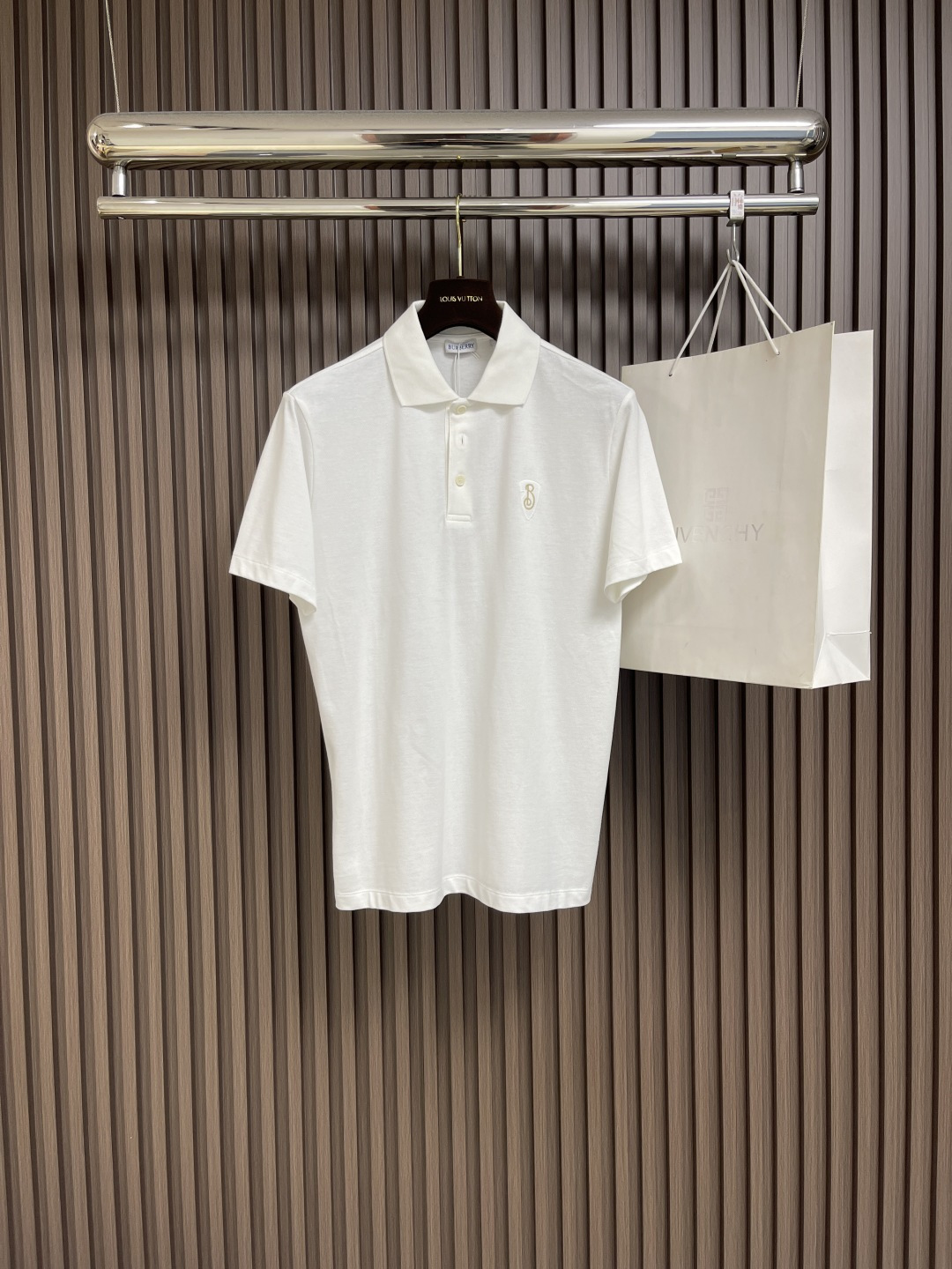 NO:418638,Burberry classic B-mark embroidered shirt, selected cotton beaded mesh fabric, with 'B' logo embroidery on the chest, presenting a slim fit style. From the classic series, it interprets the essential styles of the wardrobe in a distinct brand style. It is engraved with BBR English letters shell buttons and plaid plaids, the style is super straight, the upper body is fashionable and versatile, and the casual business must-have items. Size M-XXL, burberry, alexander wang19860909Burberry 经典B标刺绣章仔衫,甄选棉质珠地网眼布面料打造,胸前饰有'B'家徽标刺绣,呈现修身版型.来自经典之作系列,以鲜明品牌风格诠释衣橱必备款式.刻有BBR英文字母贝壳纽扣格纹开襟,版型超正,上身时尚百搭,休闲商务必备单品.尺码M-XXL,,burberry,alexander wang,Men's clothing