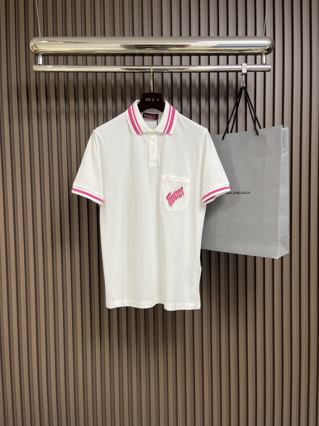 NO:418612,GUCCI 2025ss embroidered bead floor cotton POLO shirt The brand collection details add icing on the cake to a variety of ready-to-wear items. This regular style shirt is made of elastic bead floor cotton craftsmanship, cleverly incorporates embroidery, and fully expresses the unique charm. Size M-XXL, gucci, alexander wang19860909GUCCI 2025ss饰刺绣珠地棉POLO衫 品牌典藏细节为多款成衣单品锦上添花.这款常规版型衫以弹力珠地棉匠心打造,巧妙融入刺绣,尽释别致风韵.尺码M-XXL,,gucci,alexander wang,Men's clothing